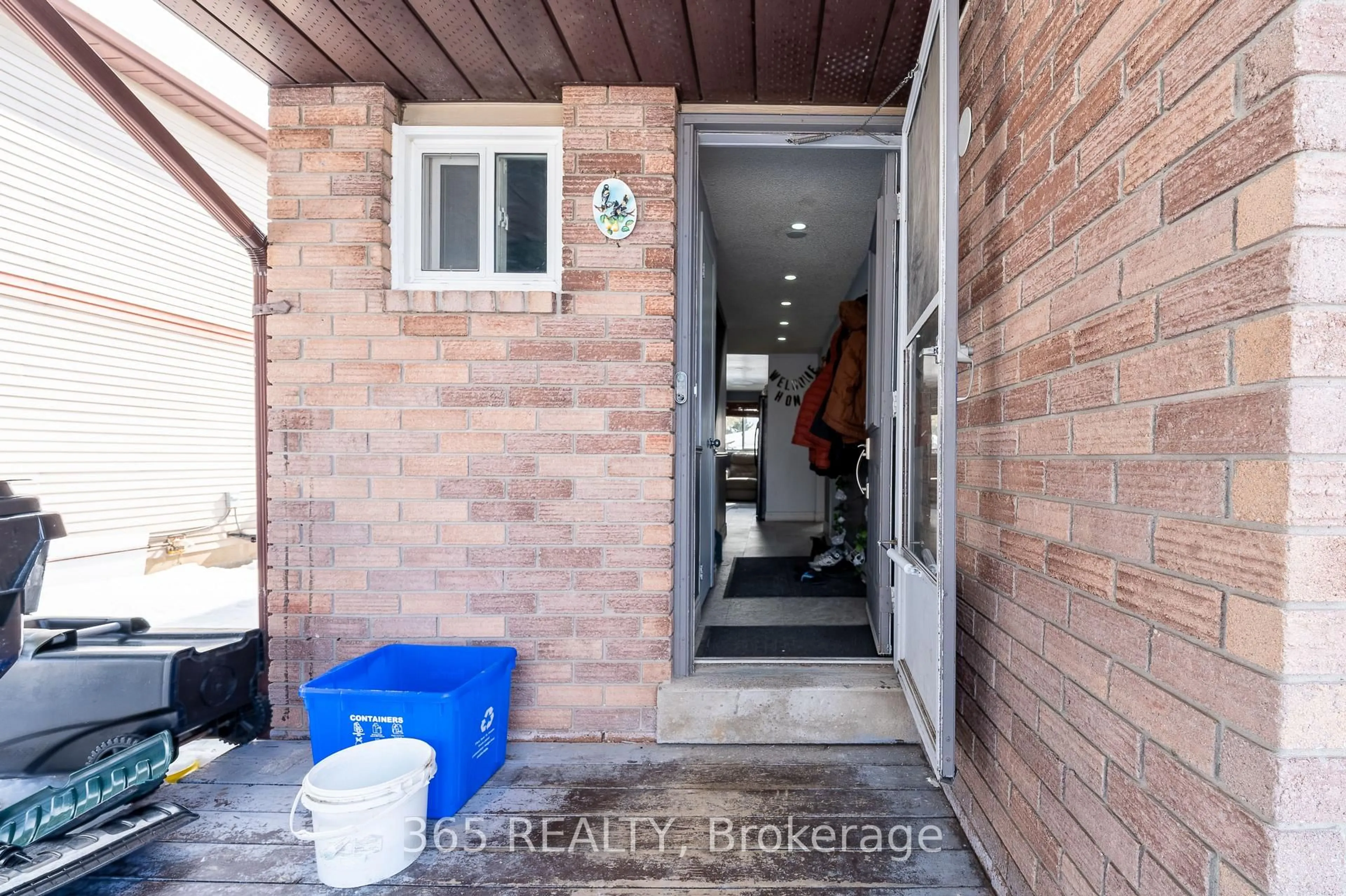 Indoor entryway for 35 Corbett Dr, Barrie Ontario L4M 5S9