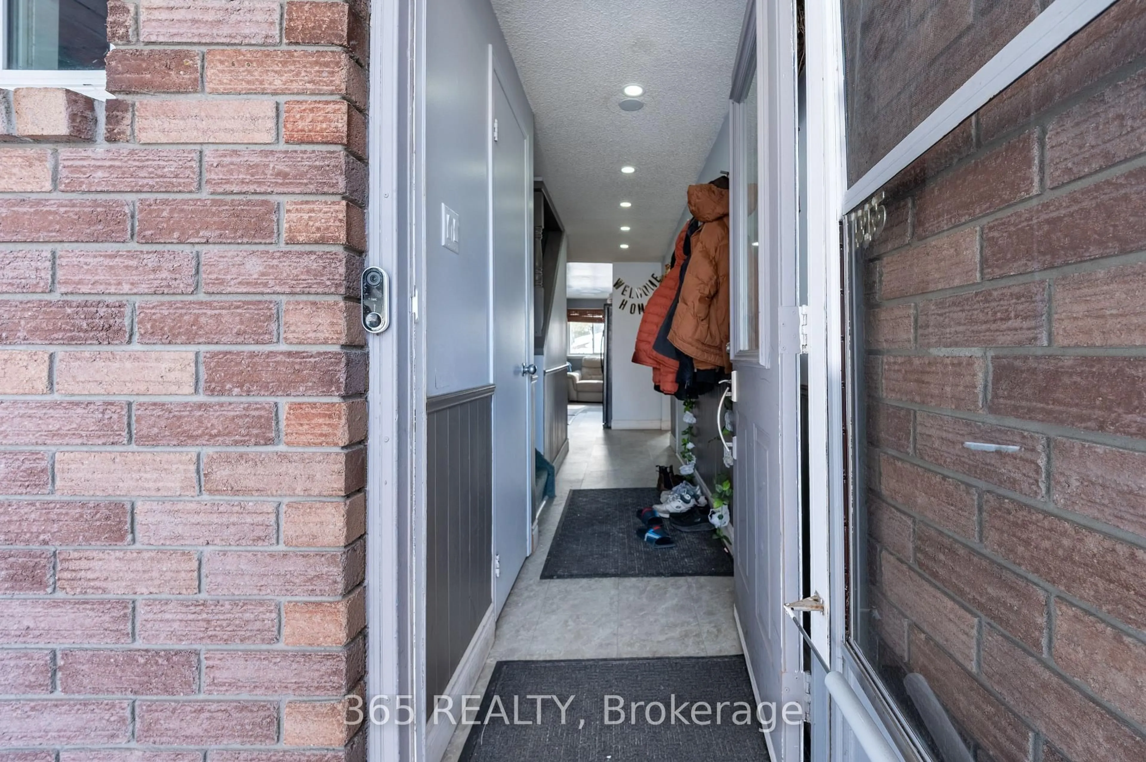 Indoor entryway for 35 Corbett Dr, Barrie Ontario L4M 5S9