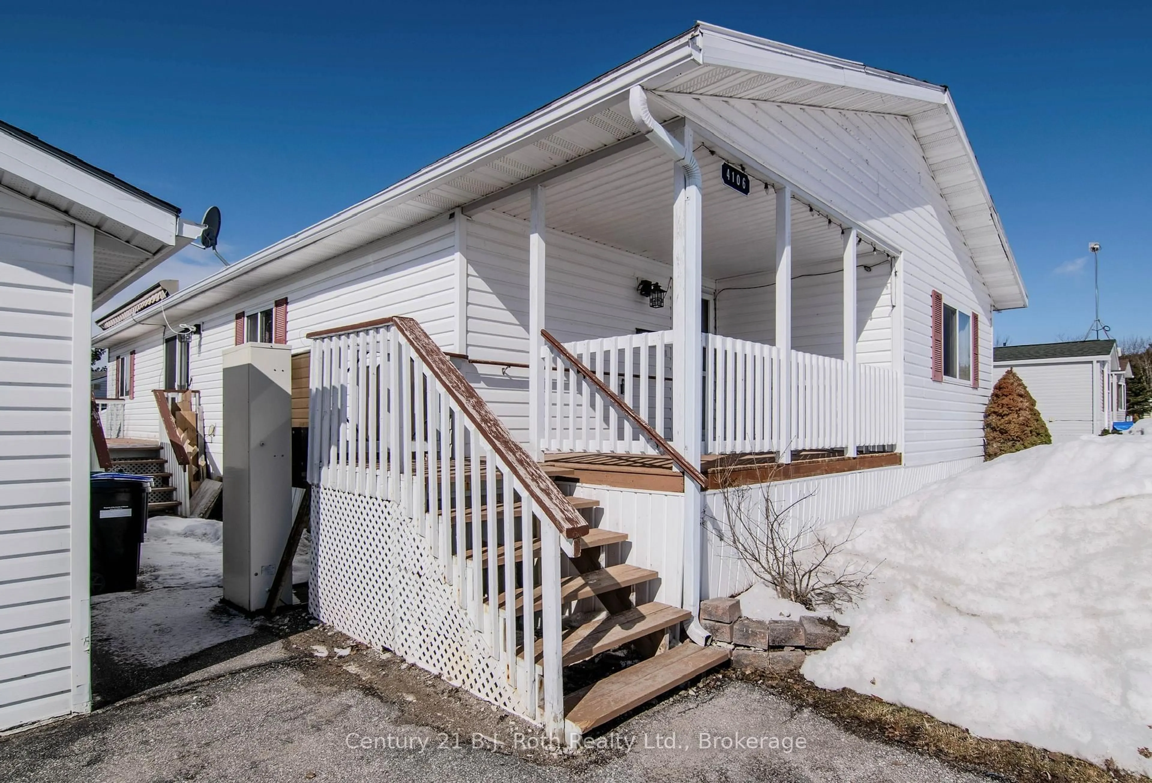 Home with vinyl exterior material, street for 4106 Lynn St, Severn Ontario L3V 6H4