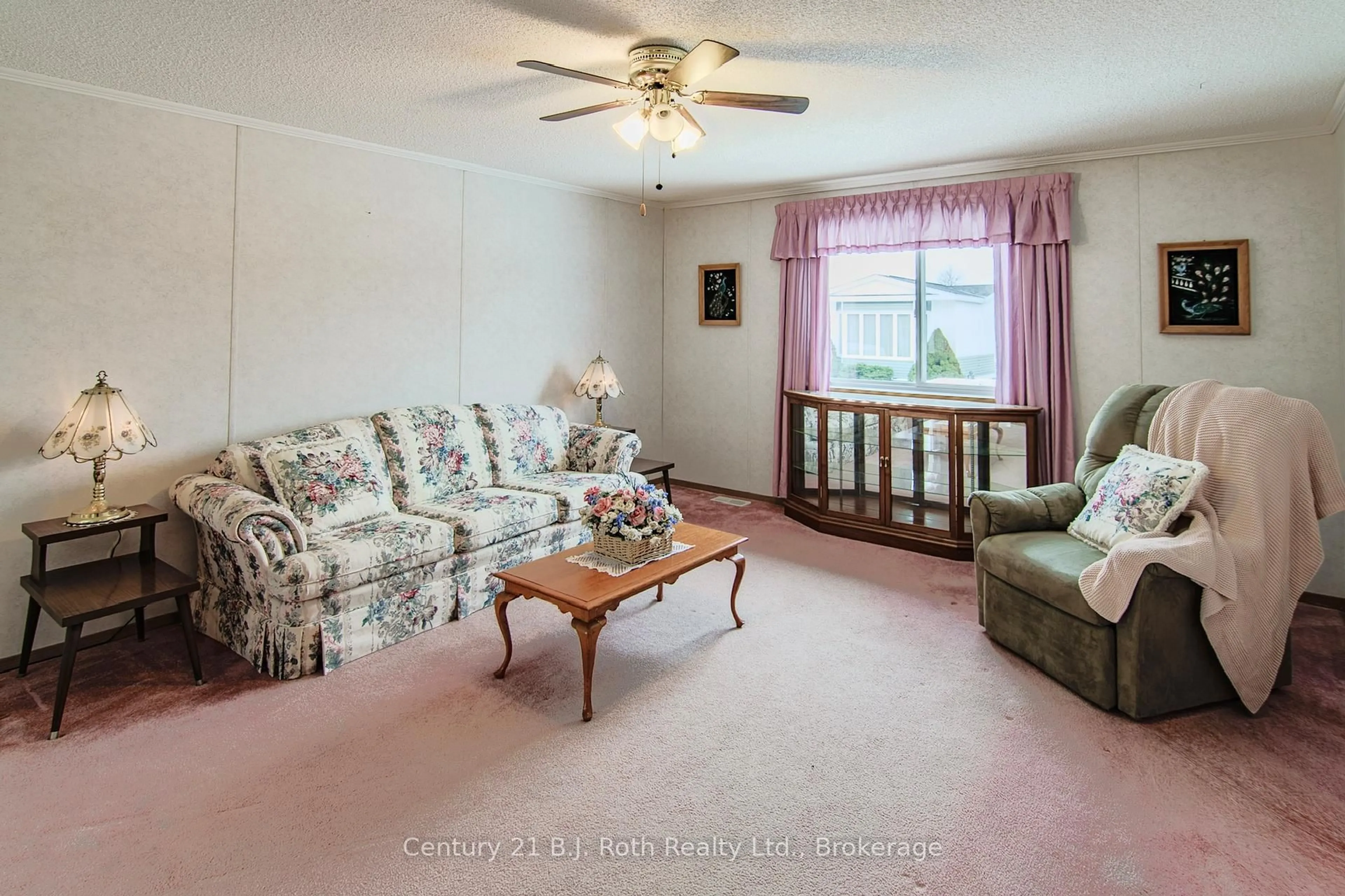 Living room with furniture, unknown for 4106 Lynn St, Severn Ontario L3V 6H4