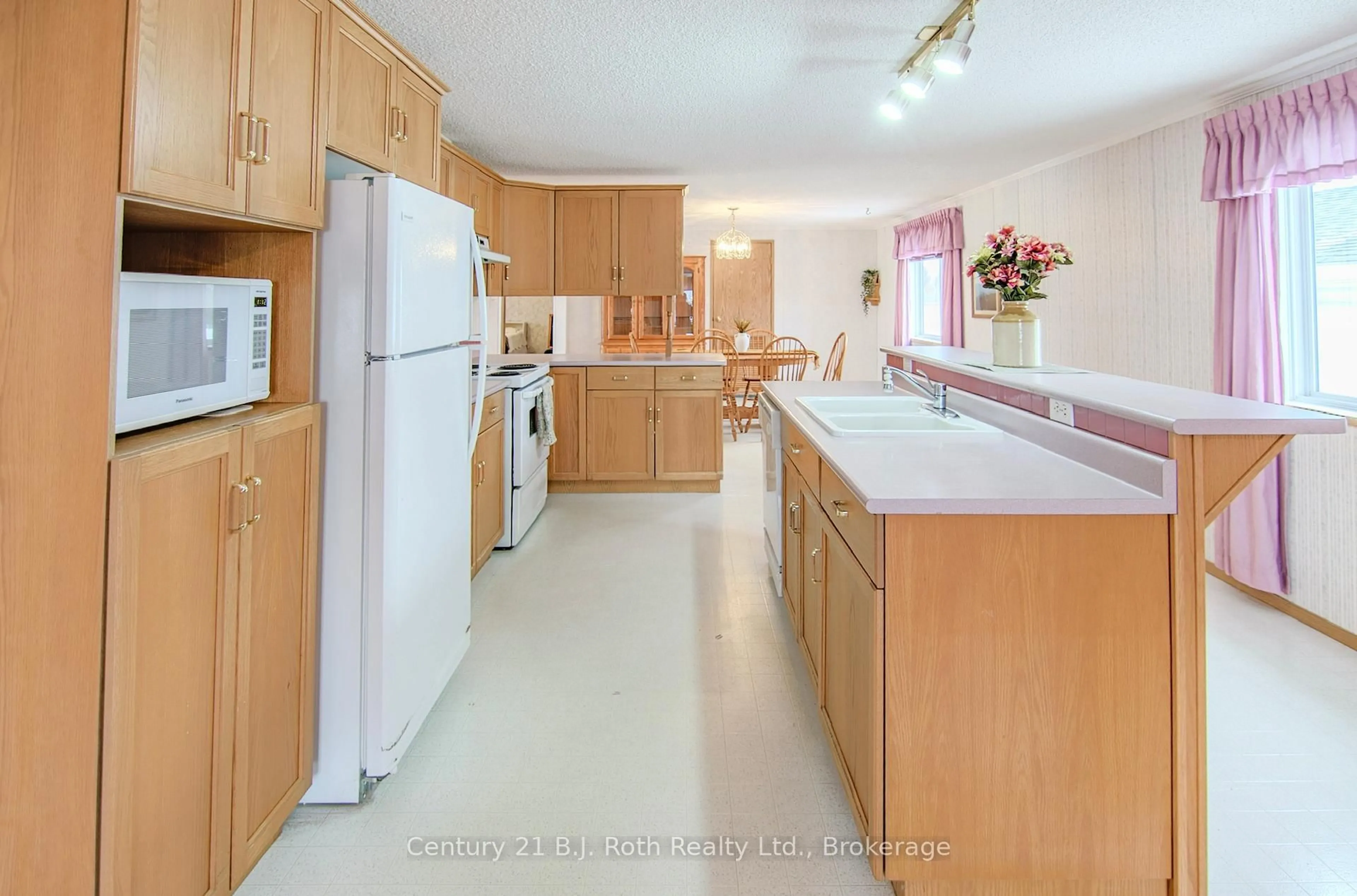 Standard kitchen, ceramic/tile floor for 4106 Lynn St, Severn Ontario L3V 6H4