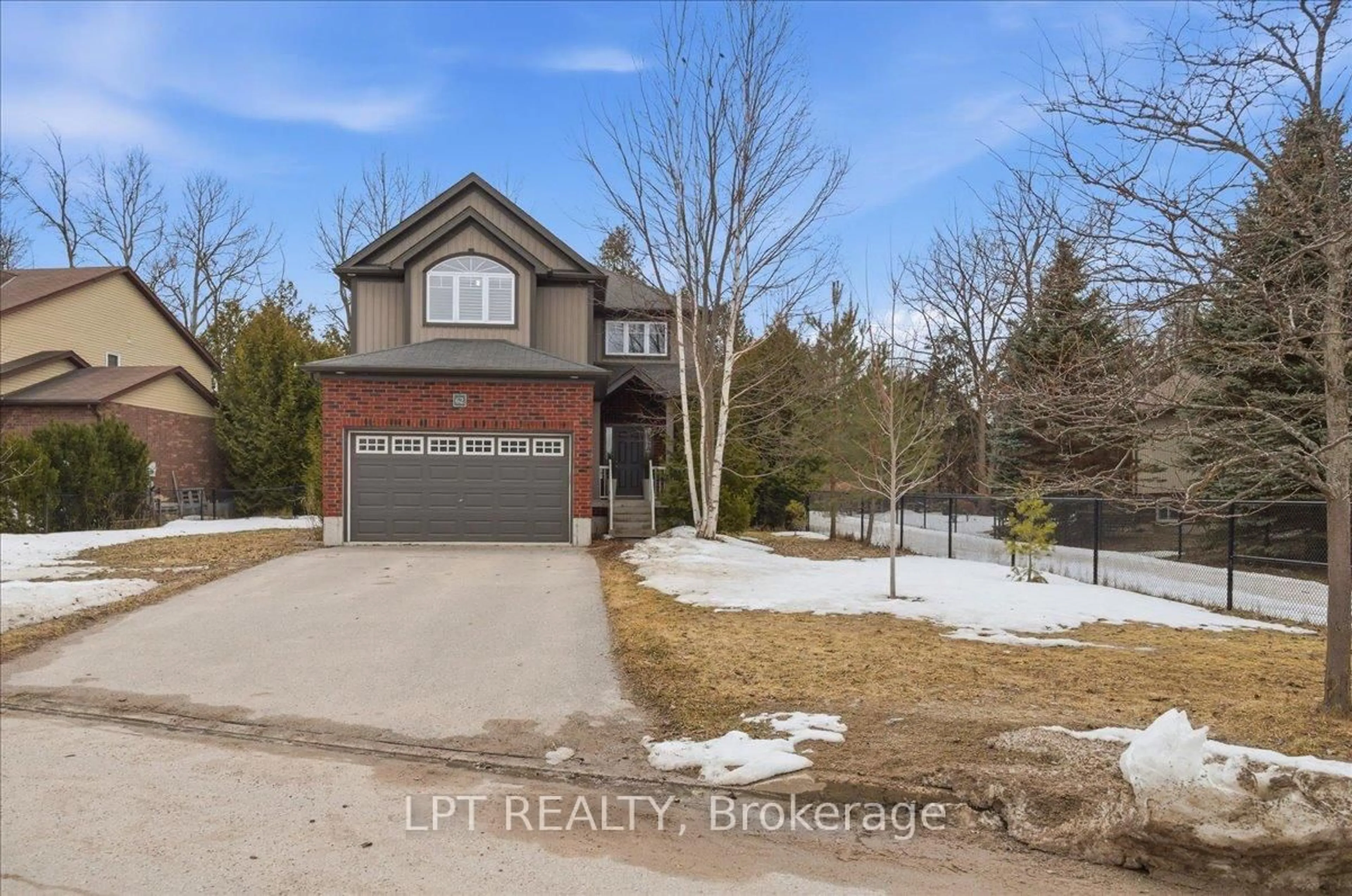 A pic from outside/outdoor area/front of a property/back of a property/a pic from drone, street for 62 Williams St, Collingwood Ontario L9Y 0C4