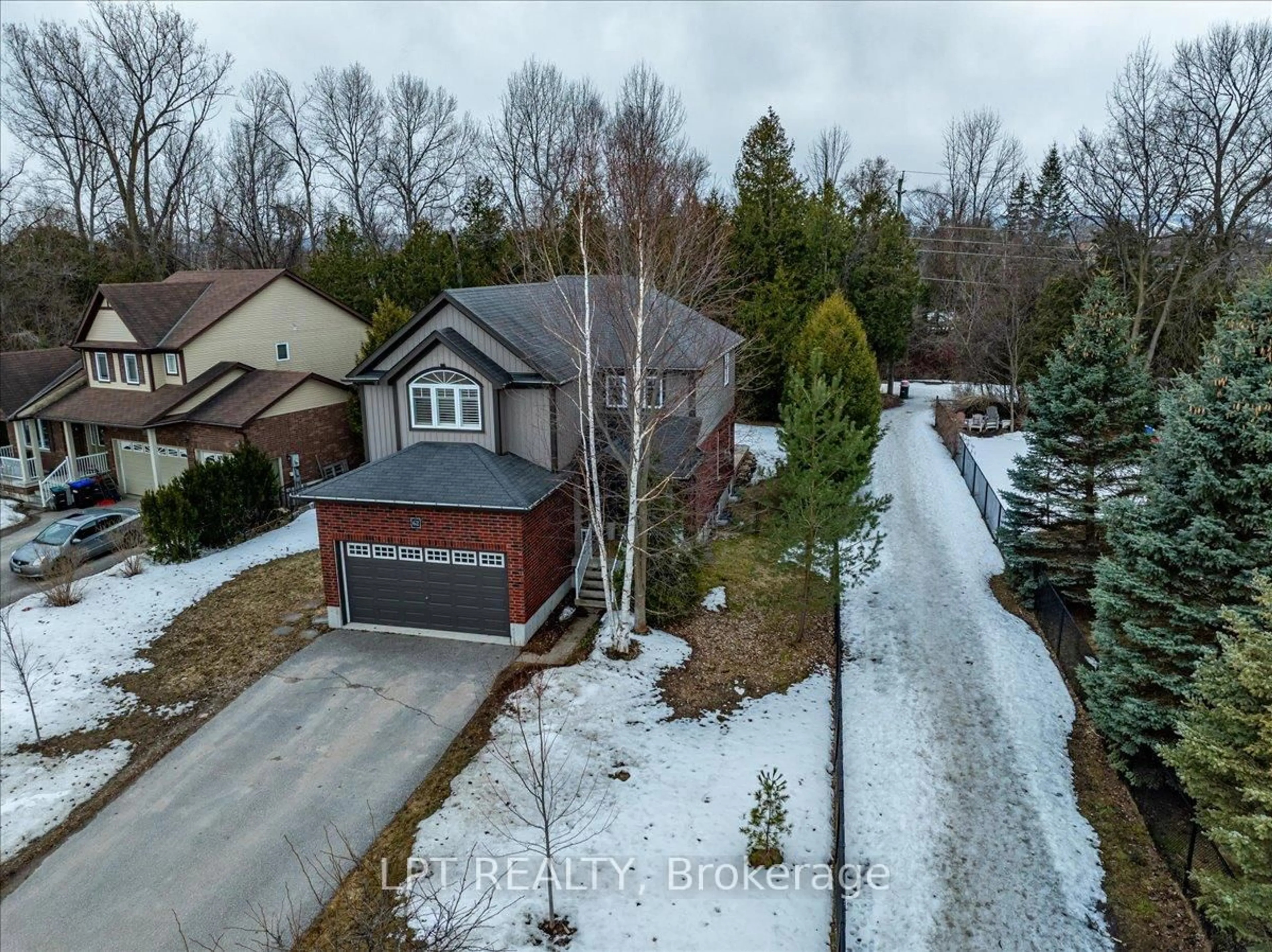 A pic from outside/outdoor area/front of a property/back of a property/a pic from drone, street for 62 Williams St, Collingwood Ontario L9Y 0C4