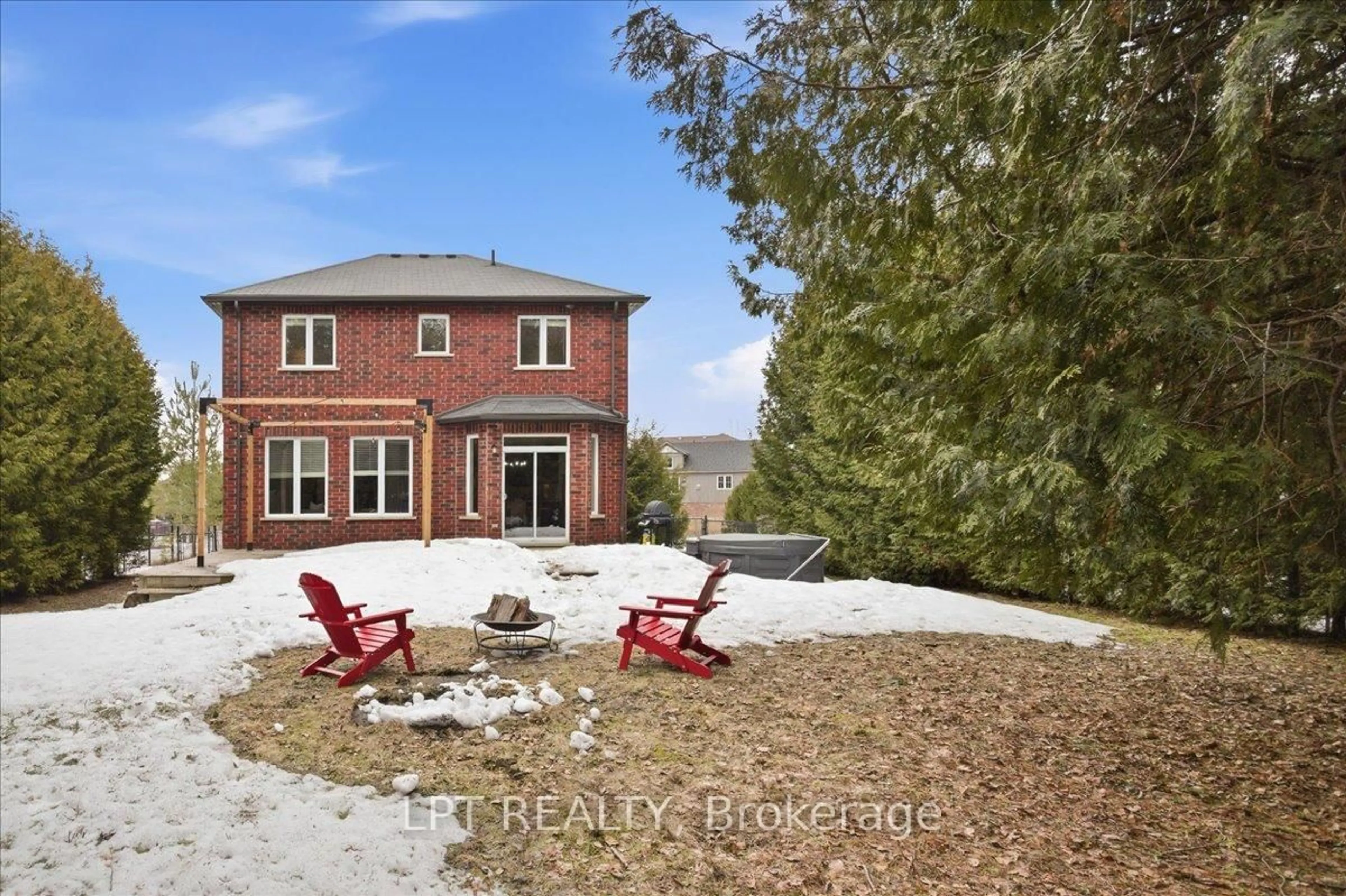 A pic from outside/outdoor area/front of a property/back of a property/a pic from drone, mountain view for 62 Williams St, Collingwood Ontario L9Y 0C4