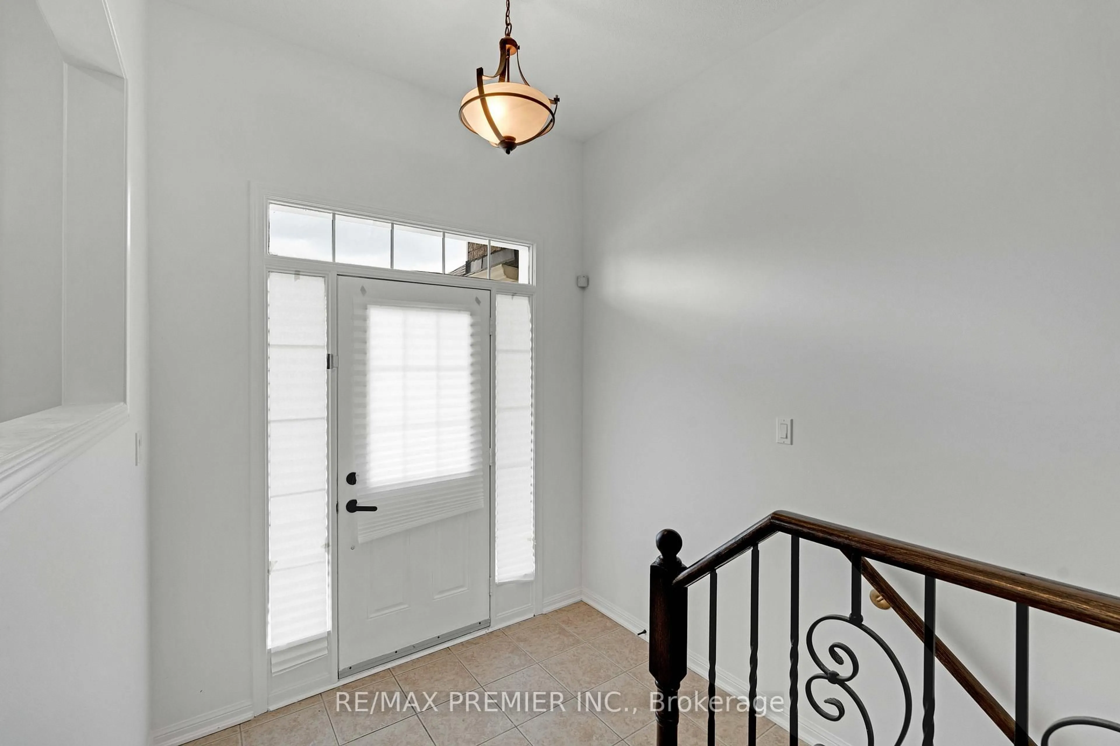 Indoor entryway for 67 Meadowlark Blvd, Wasaga Beach Ontario L9Z 3B3
