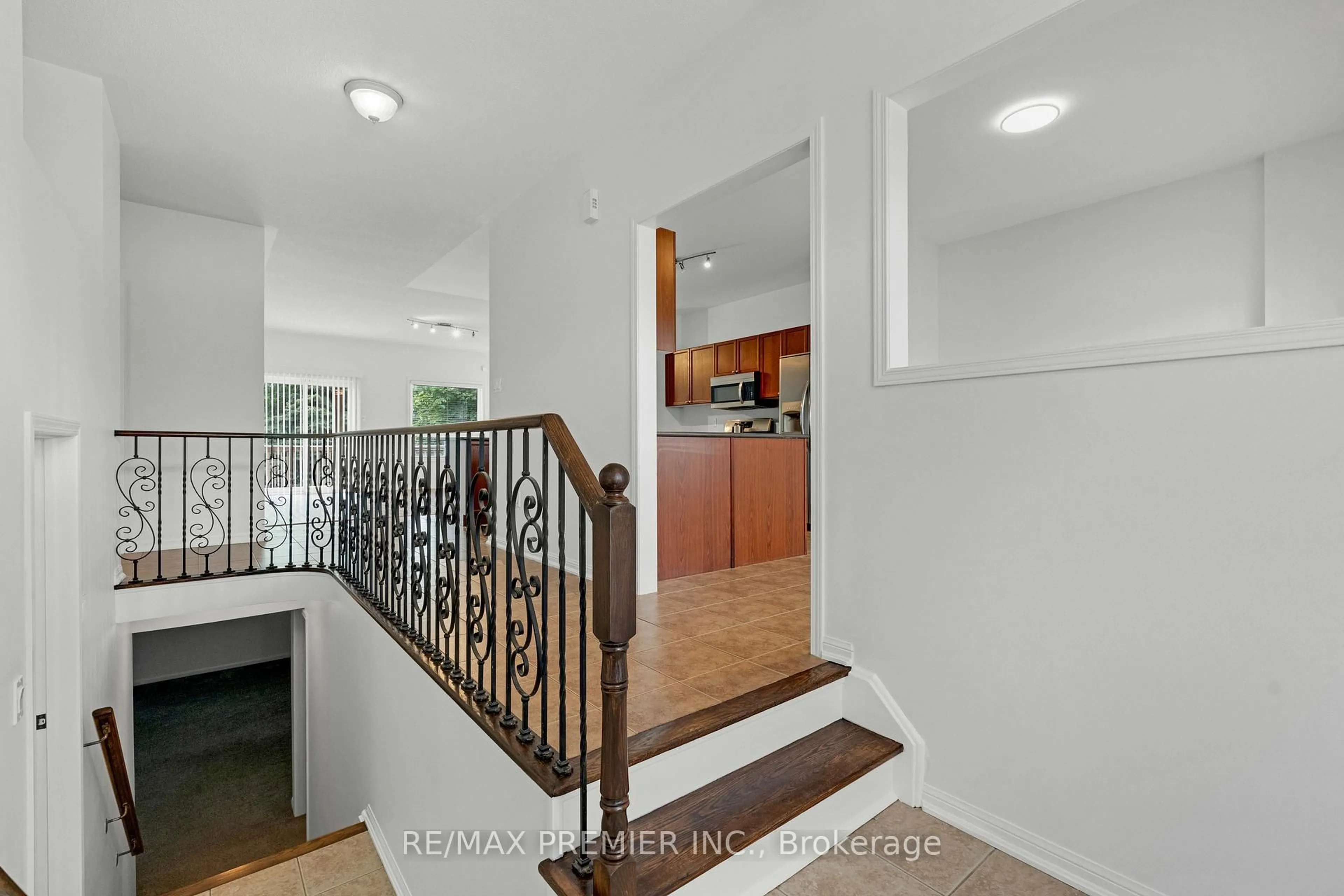 Indoor foyer for 67 Meadowlark Blvd, Wasaga Beach Ontario L9Z 3B3