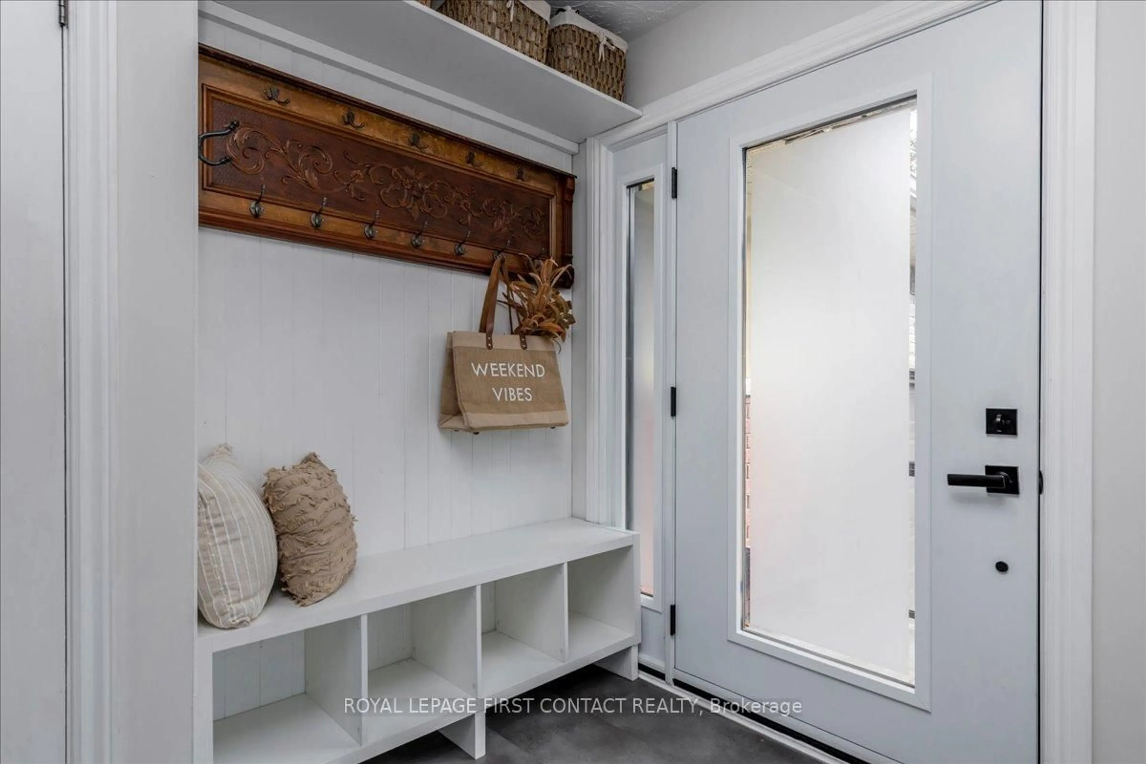 Indoor entryway for 32 Springhome Rd, Barrie Ontario L4N 2W7