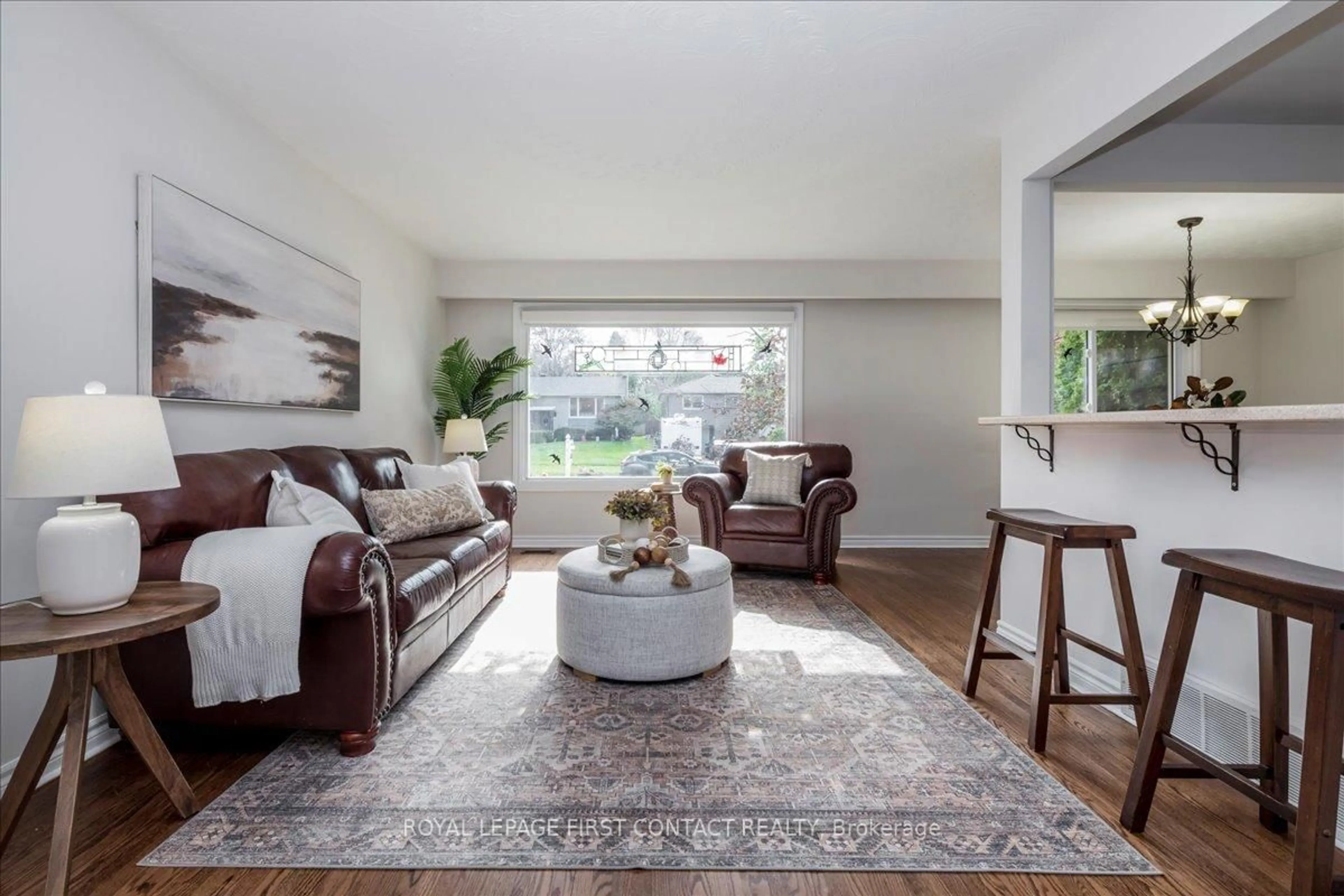 Living room with furniture, unknown for 32 Springhome Rd, Barrie Ontario L4N 2W7