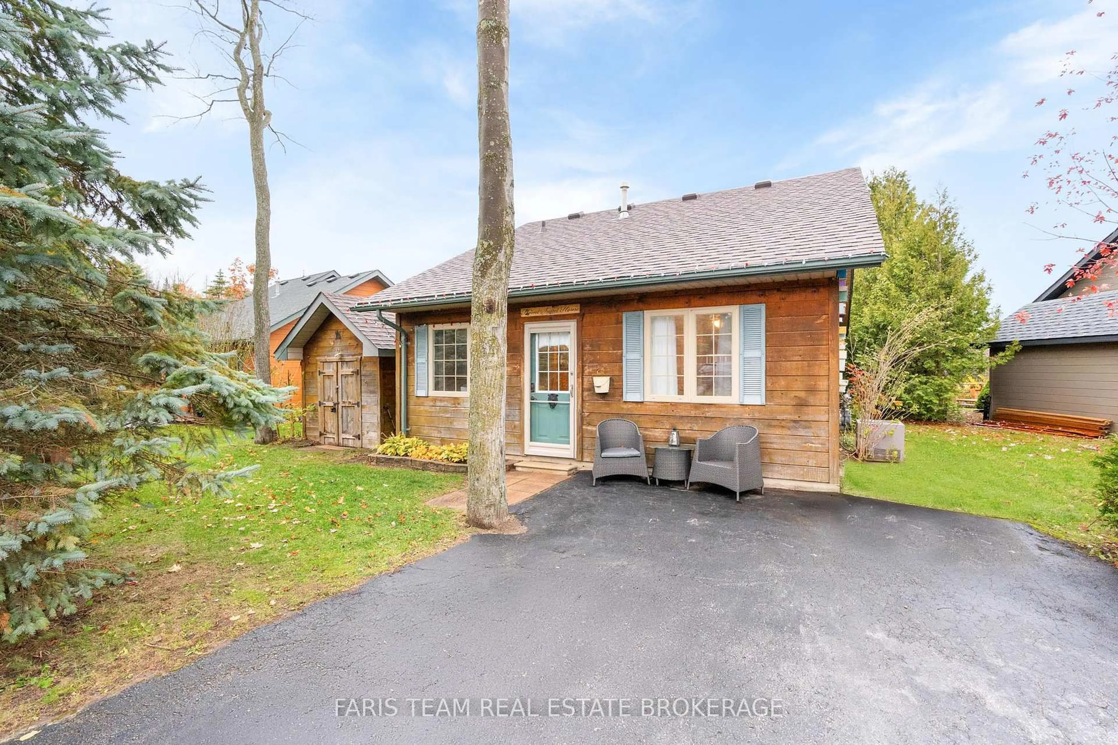 A pic from outside/outdoor area/front of a property/back of a property/a pic from drone, unknown for 12 Cabin Cres, Wasaga Beach Ontario L9Z 1X7