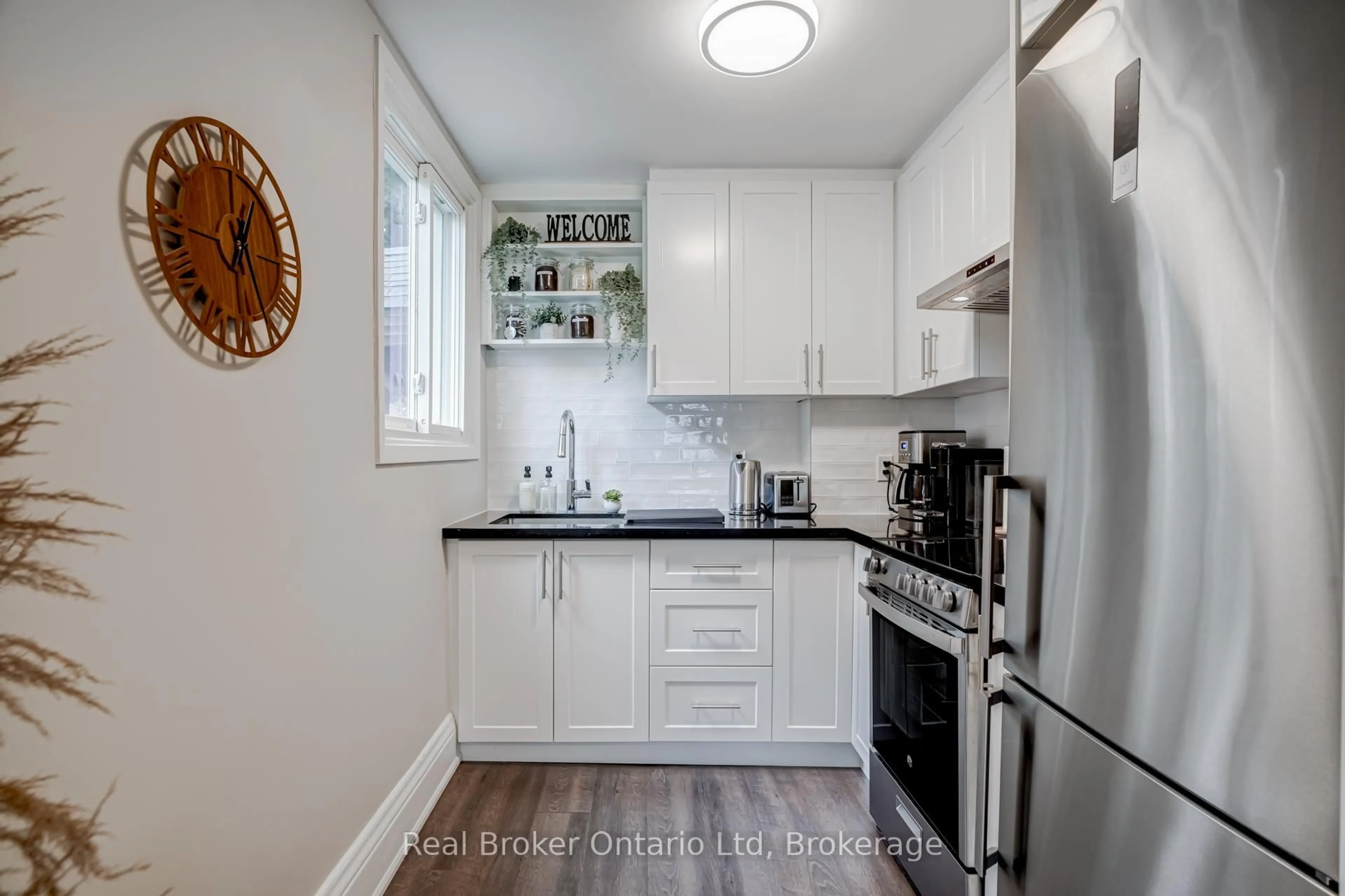 Standard kitchen, unknown for 66 Nottawasaga St, Orillia Ontario L3V 3J4