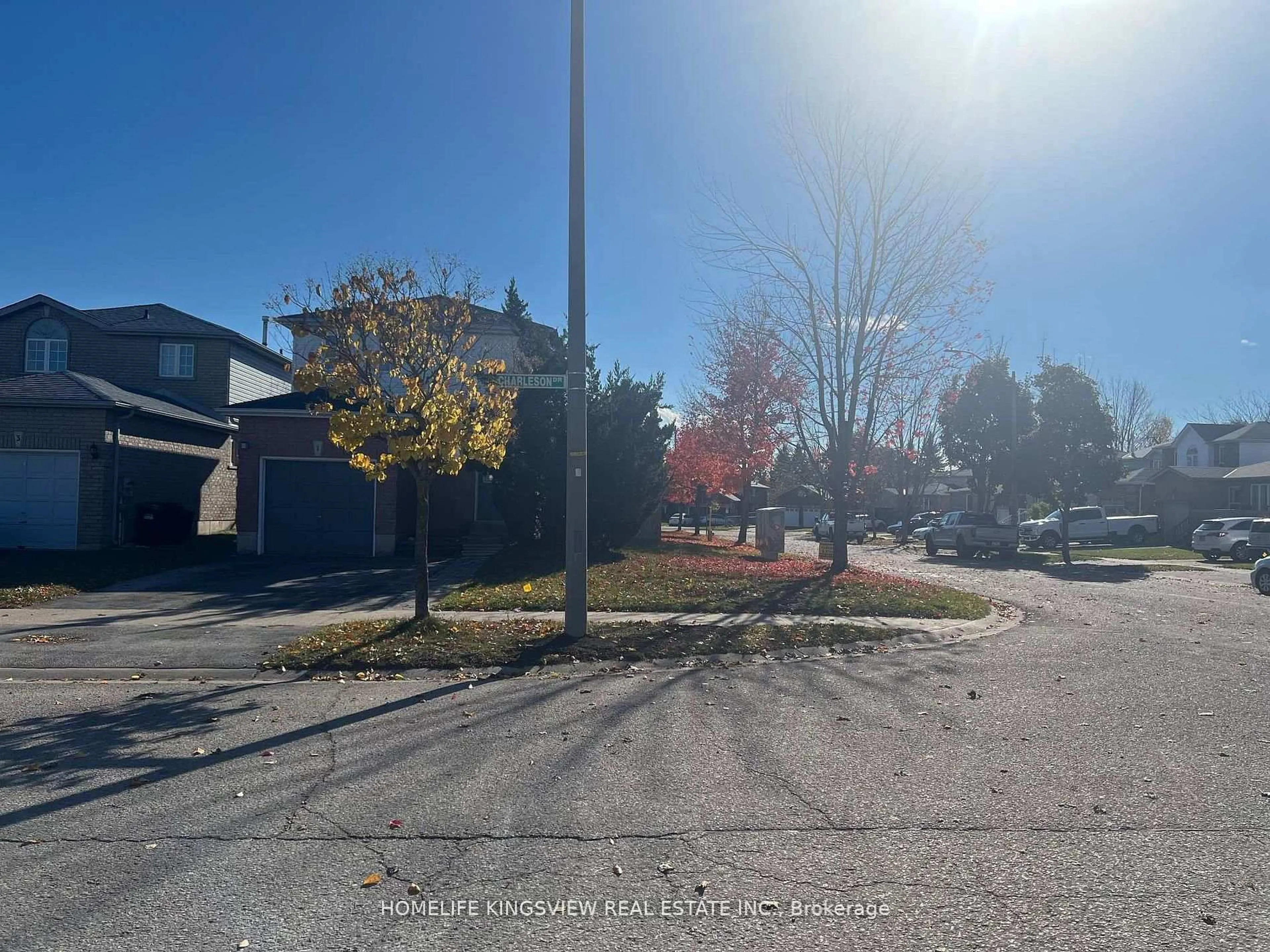 A pic from outside/outdoor area/front of a property/back of a property/a pic from drone, street for 1 Charleson Dr, Barrie Ontario L4N 8N5