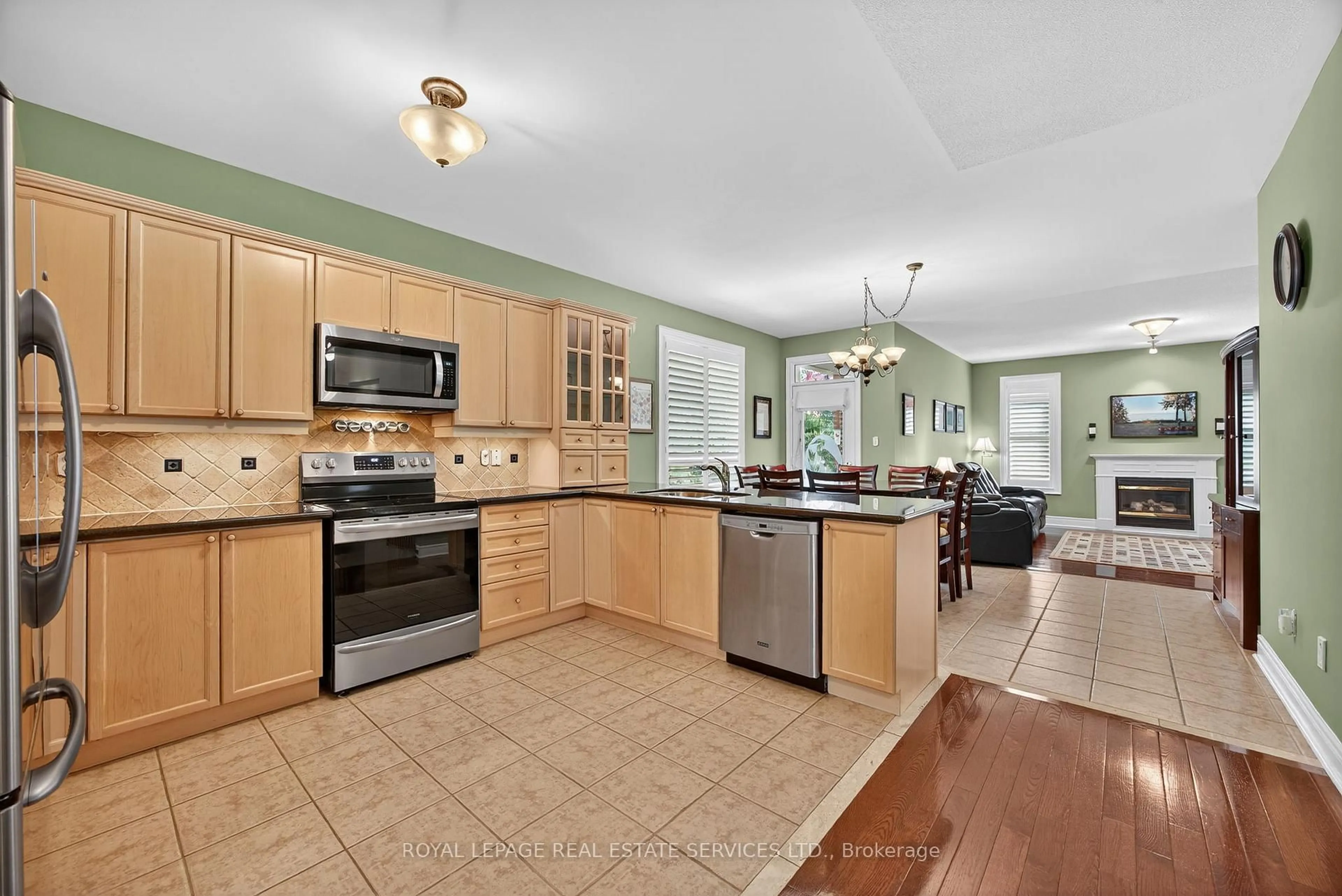 Open concept kitchen, ceramic/tile floor for 17 Northwood Dr, Wasaga Beach Ontario L9Z 3B5