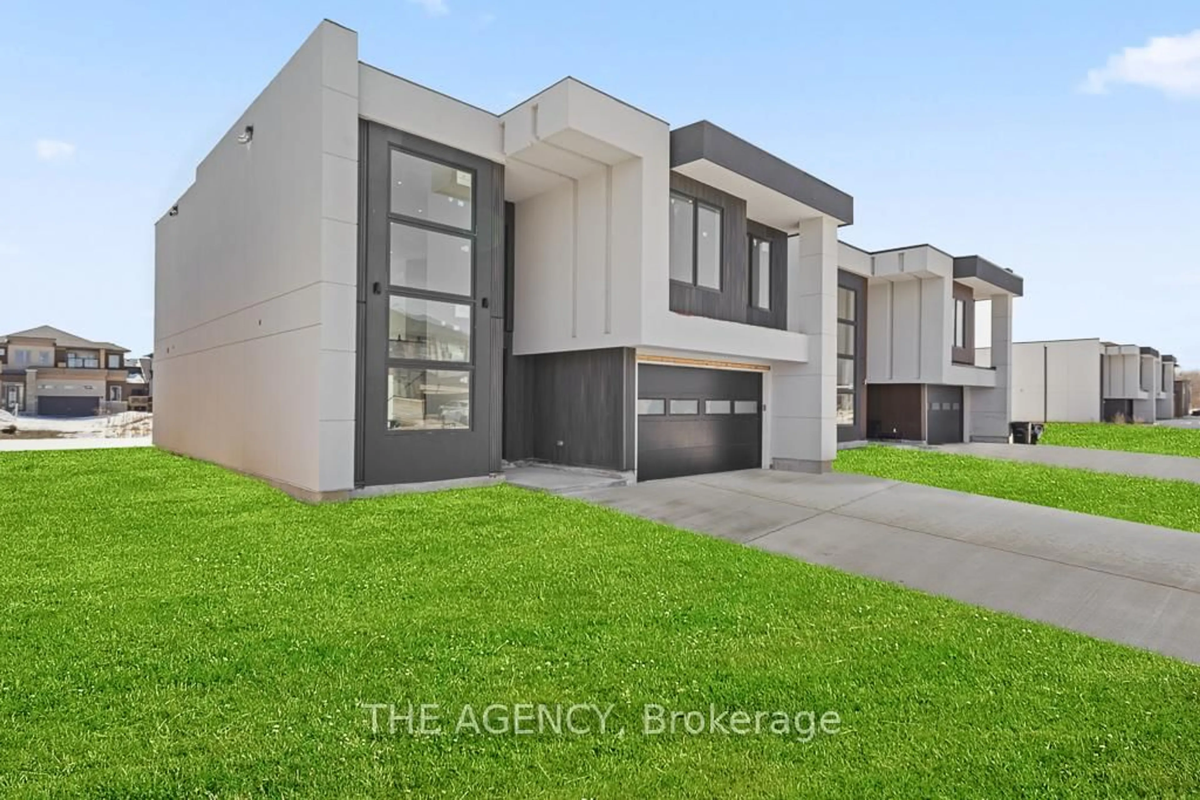 A pic from outside/outdoor area/front of a property/back of a property/a pic from drone, street for 3714 Quayside Dr, Severn Ontario L3V 6H3