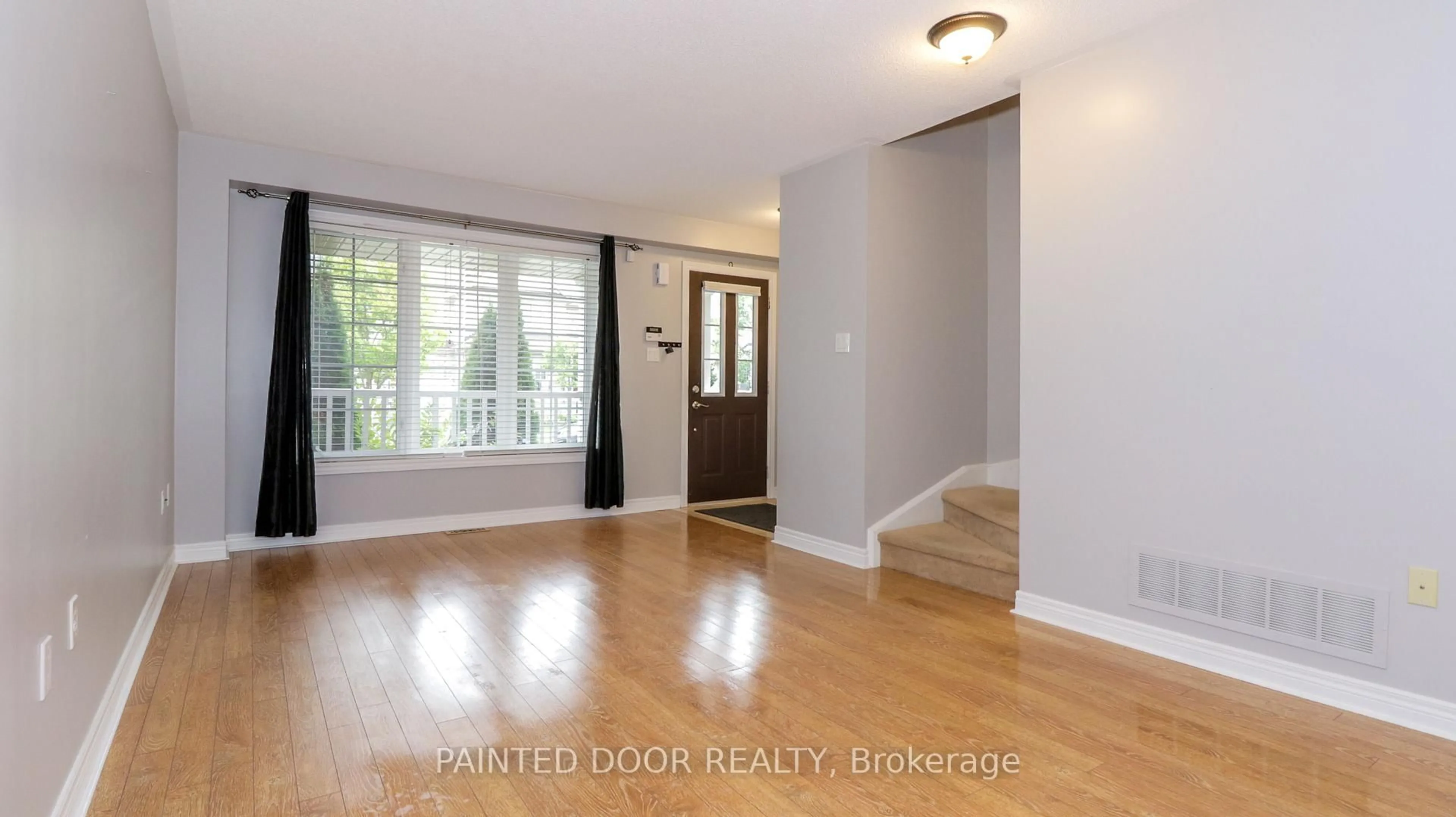 Indoor entryway for 116 Thrushwood Dr, Barrie Ontario L4N 0Z1