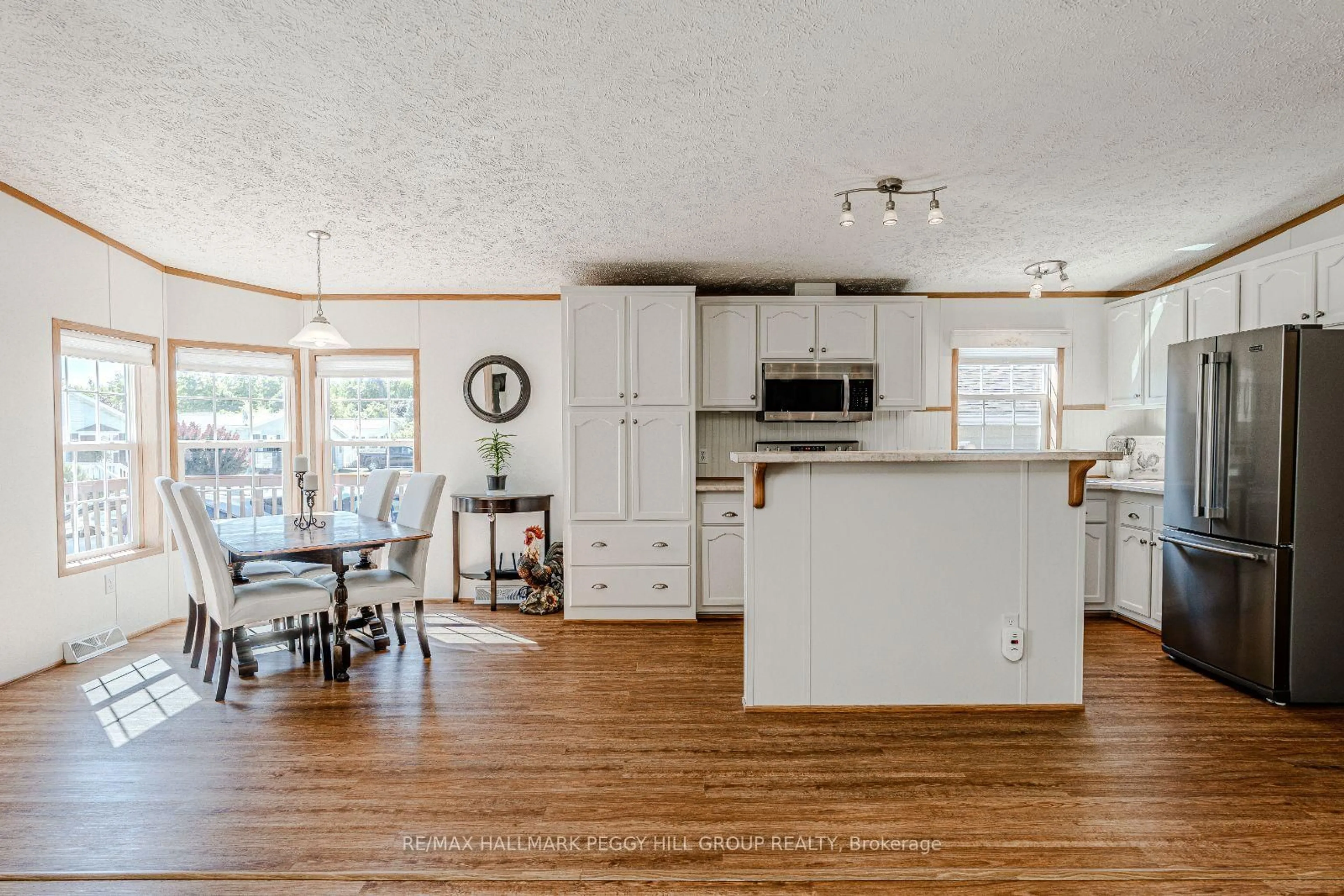 Open concept kitchen, wood/laminate floor for 4100 Wesley St, Severn Ontario L3V 0V4