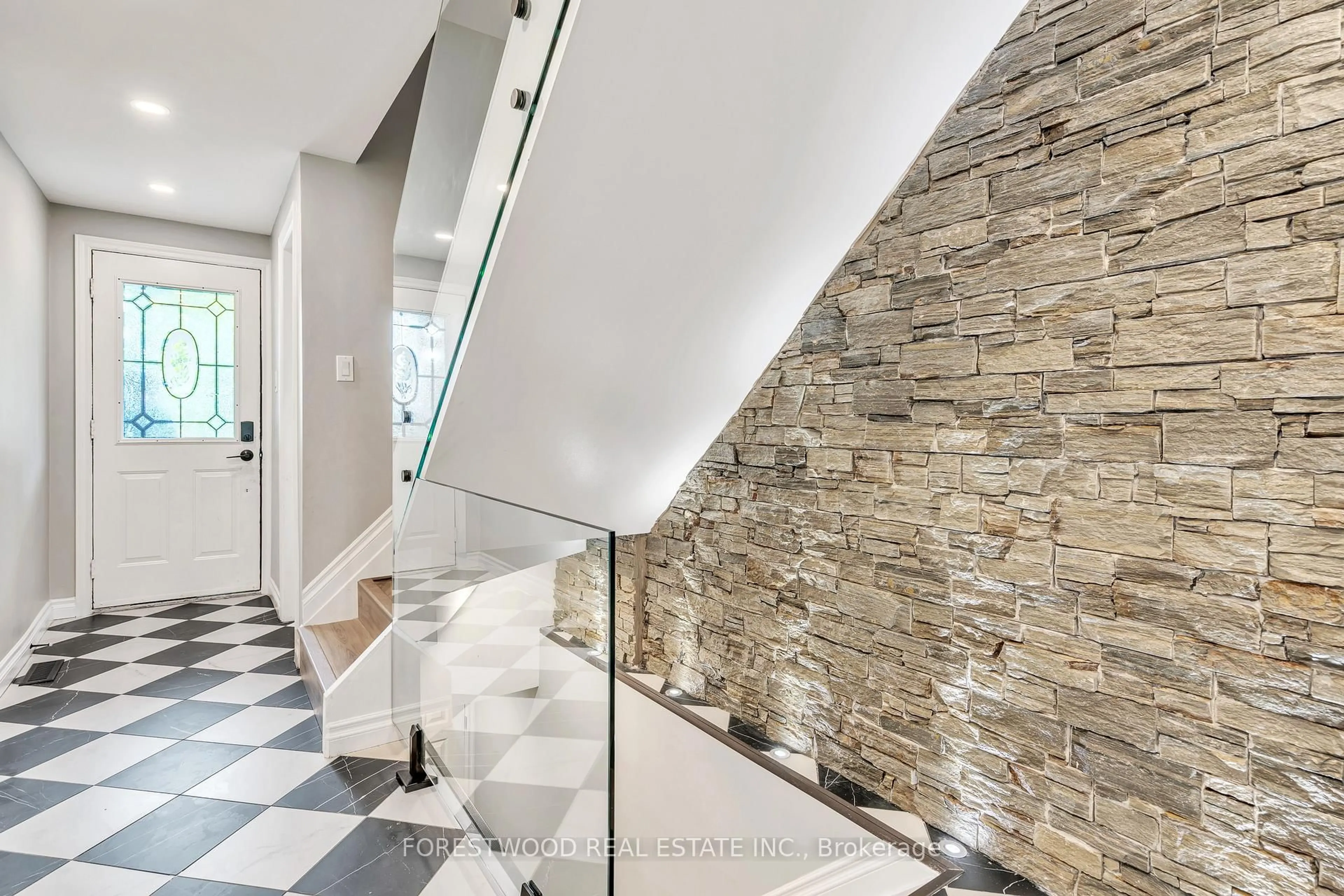 Indoor foyer for 24 Argyle Rd, Barrie Ontario L4N 6P7
