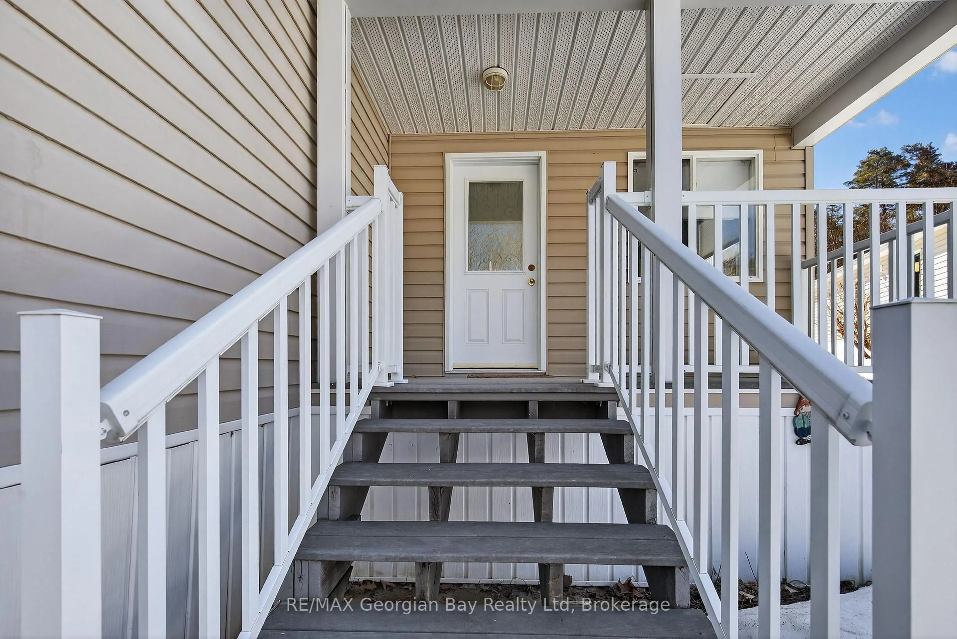 Indoor entryway for 5411 Elliott Sdrd #43 Highland Ave, Tay Ontario L4R 4K3