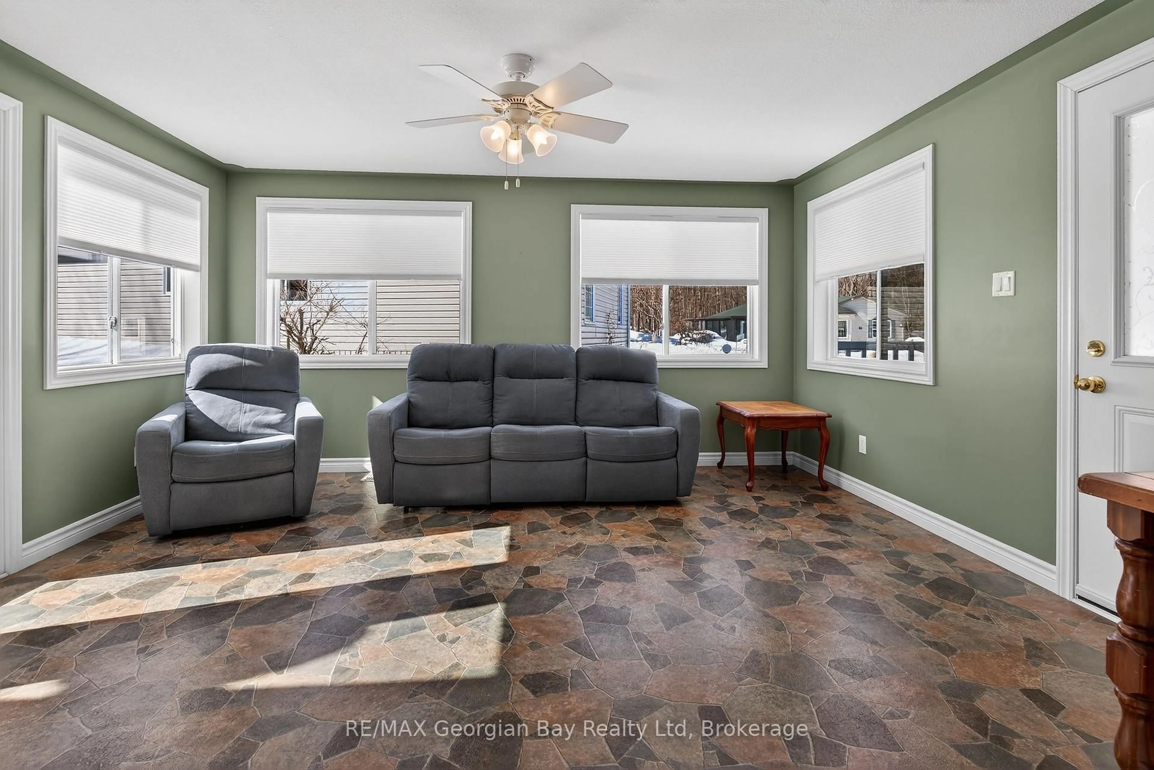 Living room with furniture, unknown for 5411 Elliott Sdrd #43 Highland Ave, Tay Ontario L4R 4K3