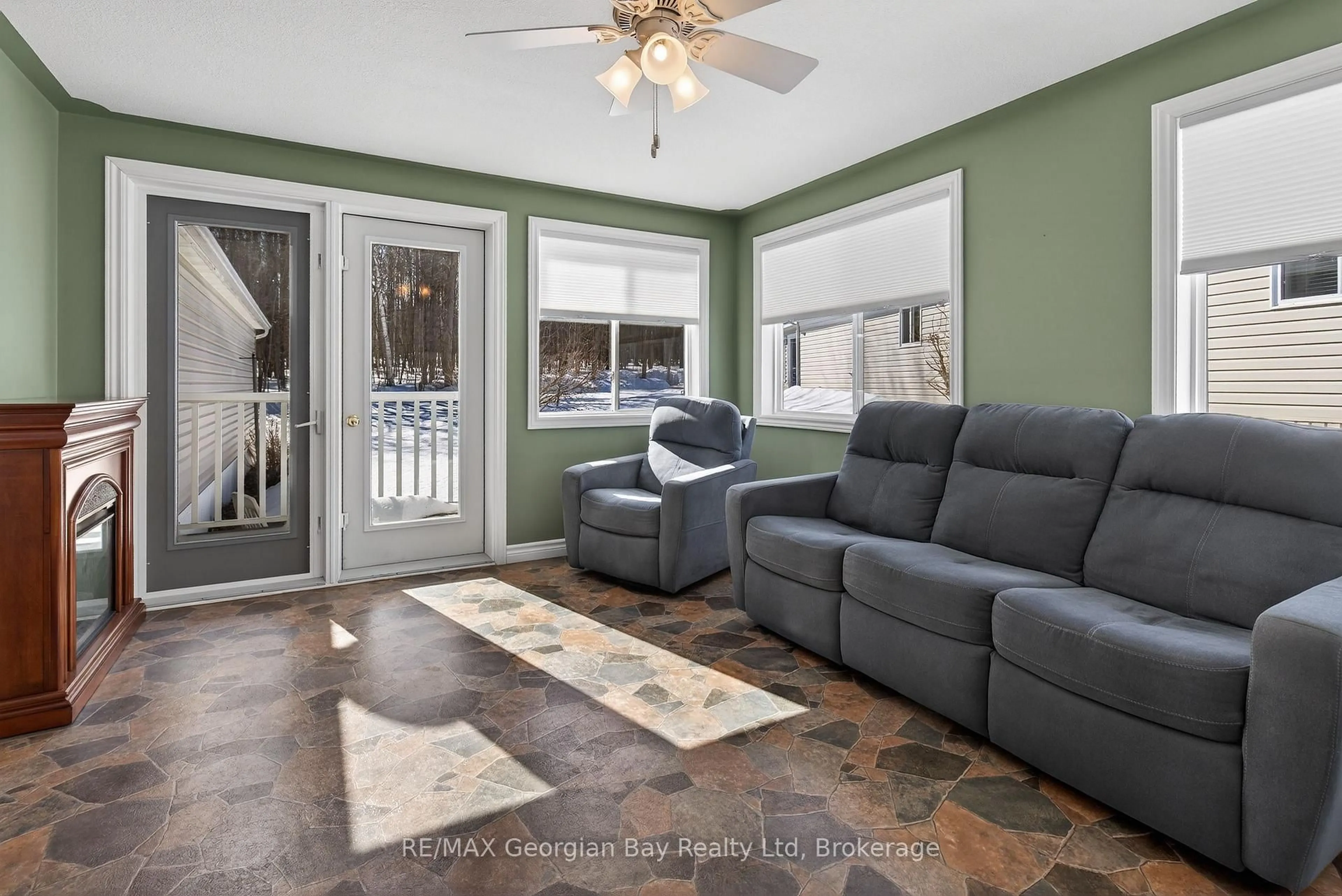 Living room with furniture, unknown for 5411 Elliott Sdrd #43 Highland Ave, Tay Ontario L4R 4K3