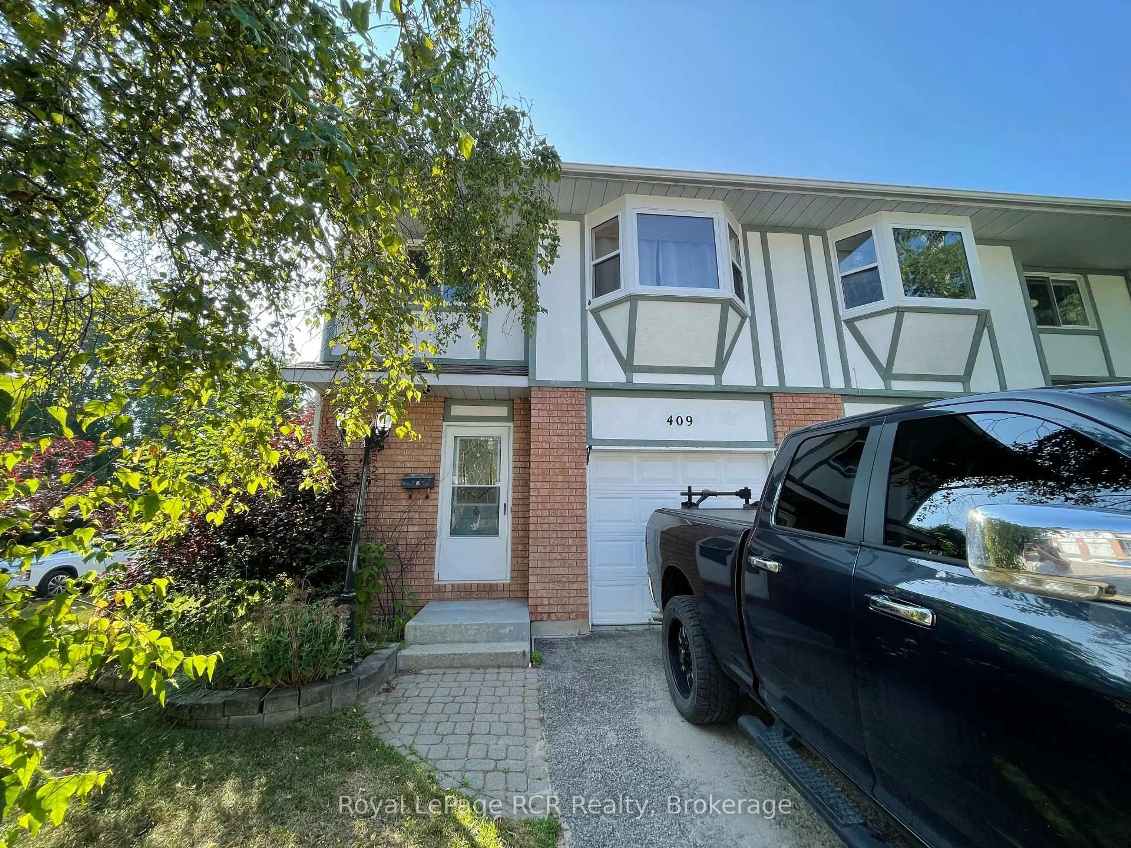 A pic from outside/outdoor area/front of a property/back of a property/a pic from drone, street for 409 Thomas St, Clearview Ontario L0M 1S0