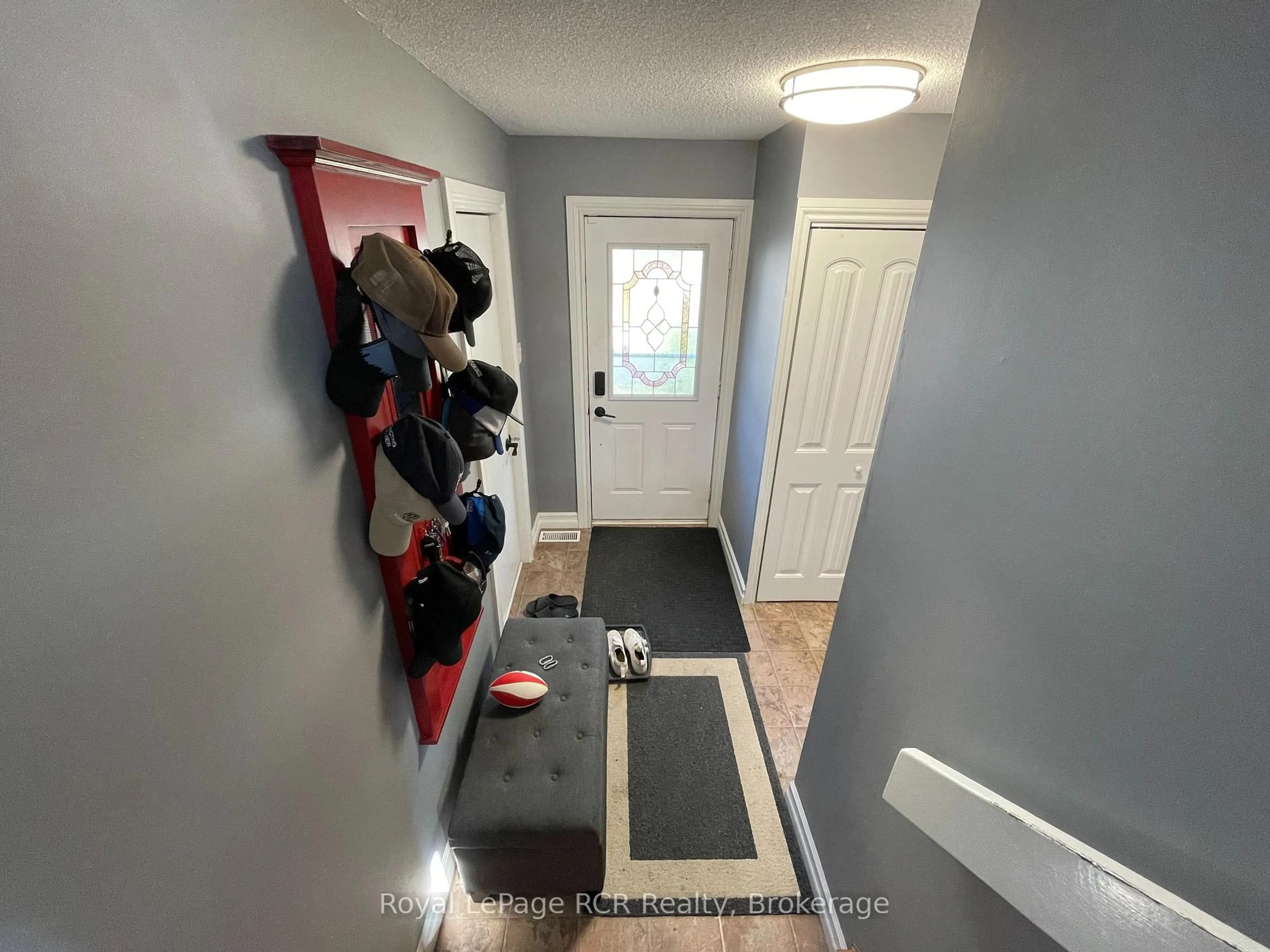 Indoor entryway for 409 Thomas St, Clearview Ontario L0M 1S0