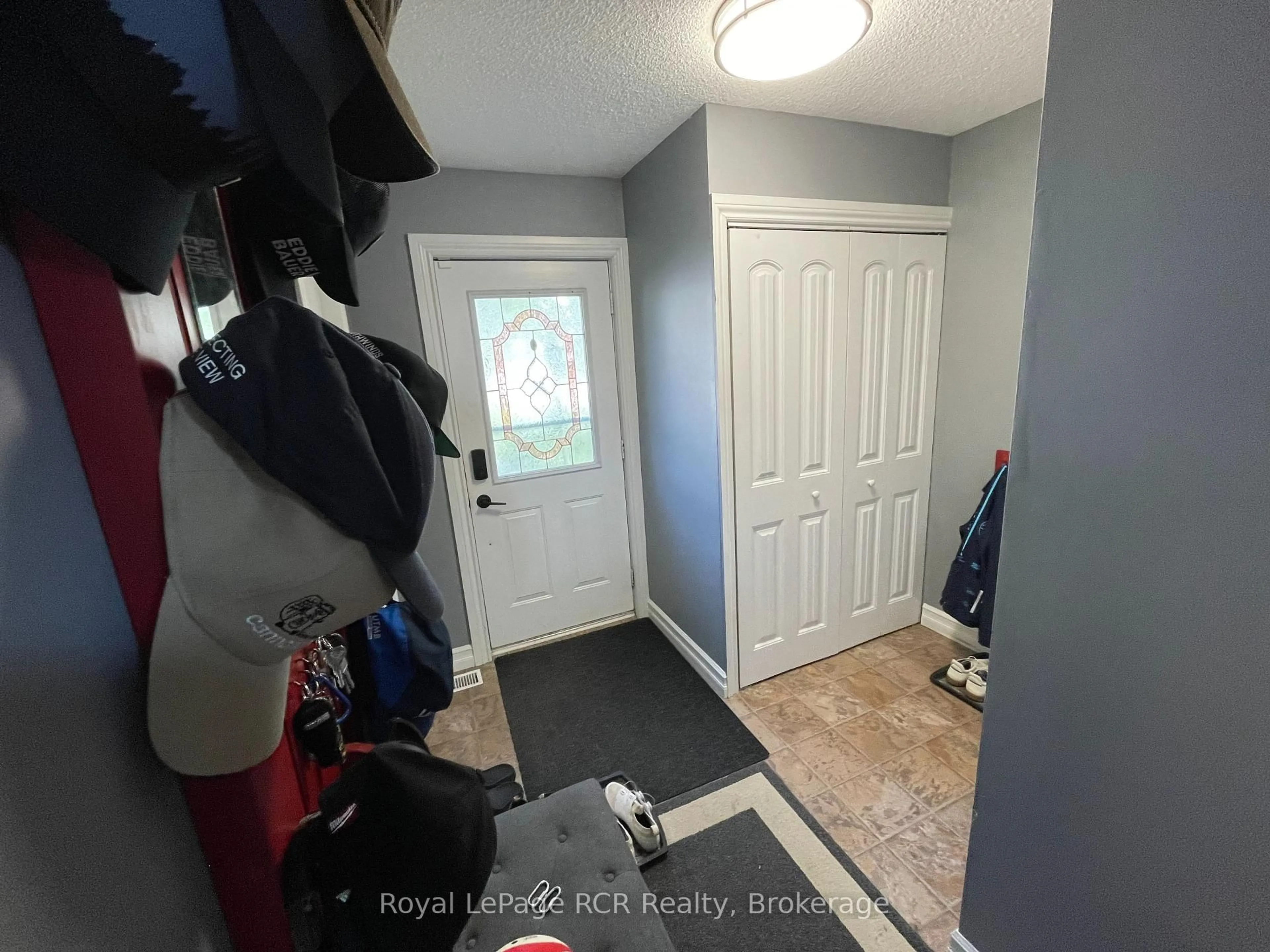 Indoor entryway for 409 Thomas St, Clearview Ontario L0M 1S0