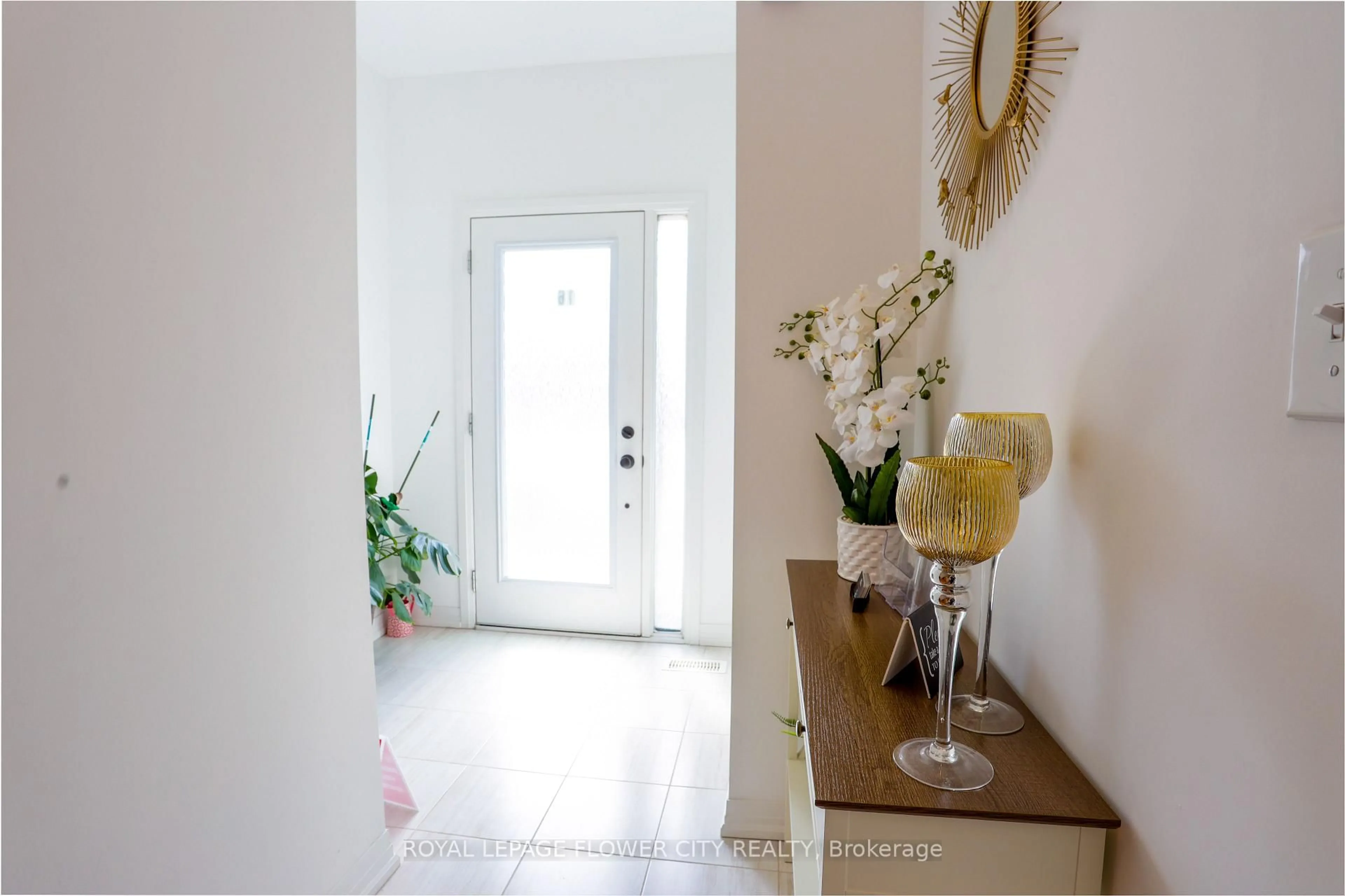 Indoor entryway for 16 Fairlane Ave, Barrie Ontario L9J 0M9