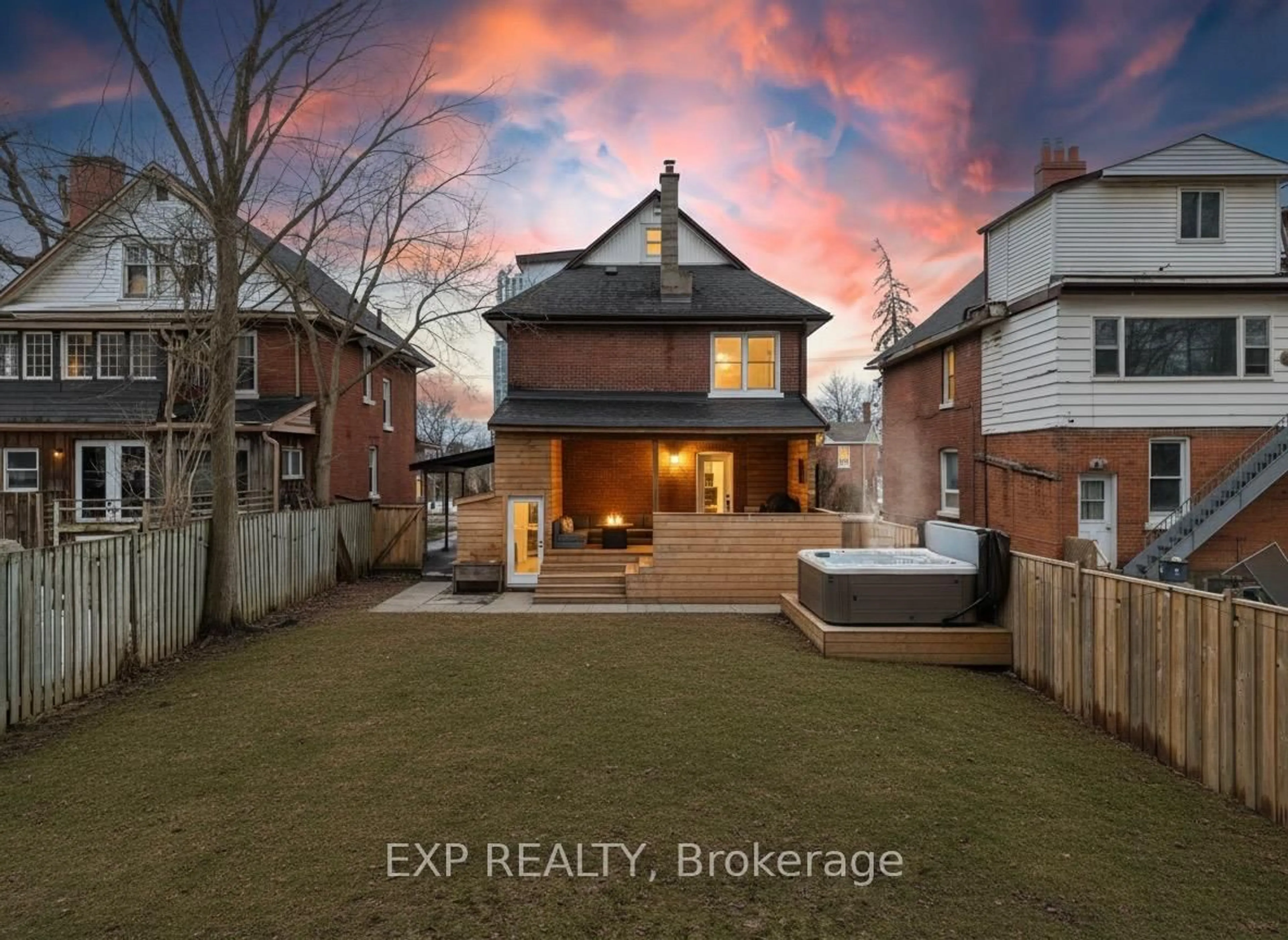 A pic from outside/outdoor area/front of a property/back of a property/a pic from drone, street for 36 Sophia St, Barrie Ontario L4N 1J3