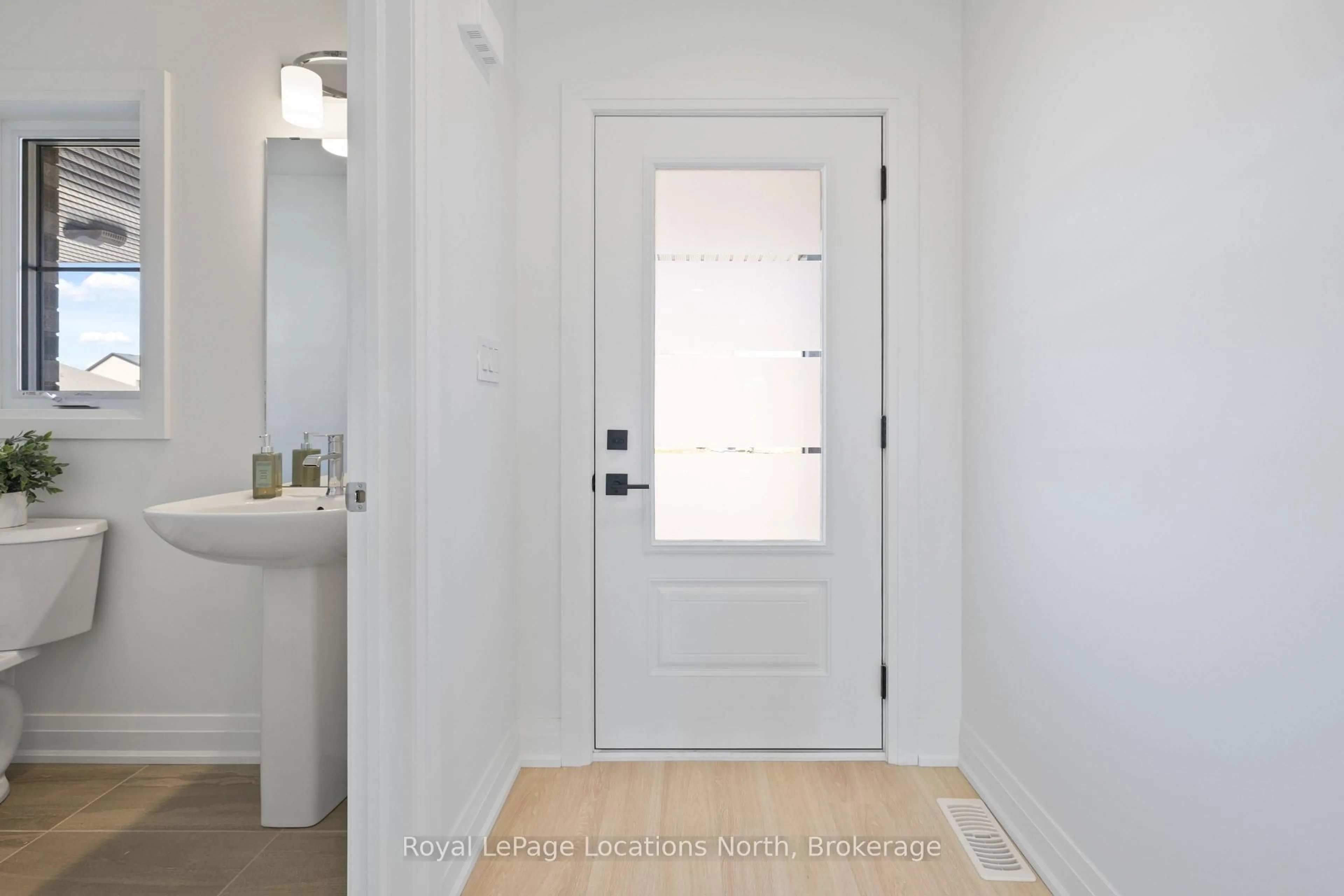 Indoor entryway for 28 Swain Cres, Collingwood Ontario L9Y 2L3