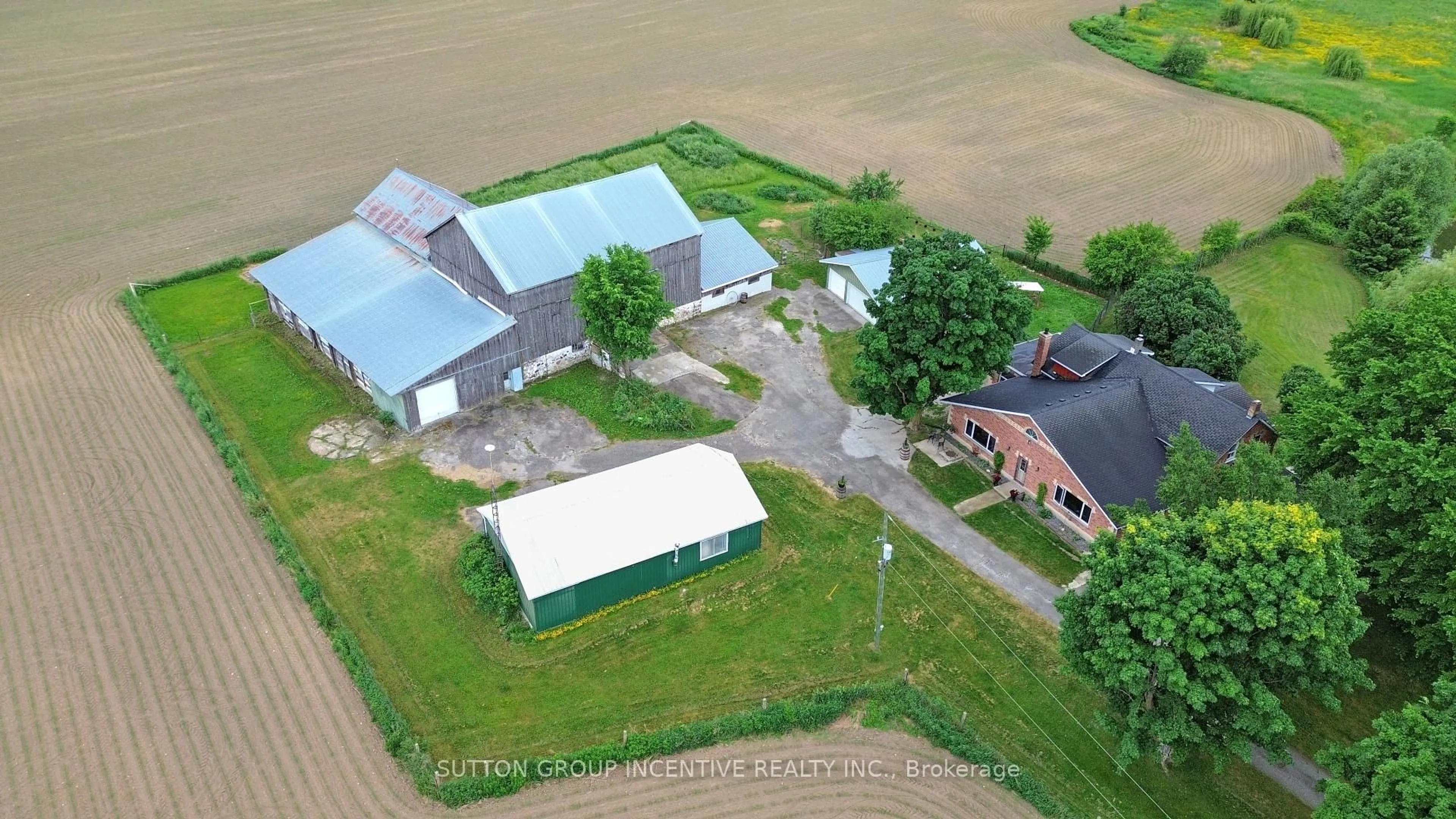 A pic from outside/outdoor area/front of a property/back of a property/a pic from drone, building for 6511 21/22 Nottawasaga Sdrd, Clearview Ontario L0M 1S0