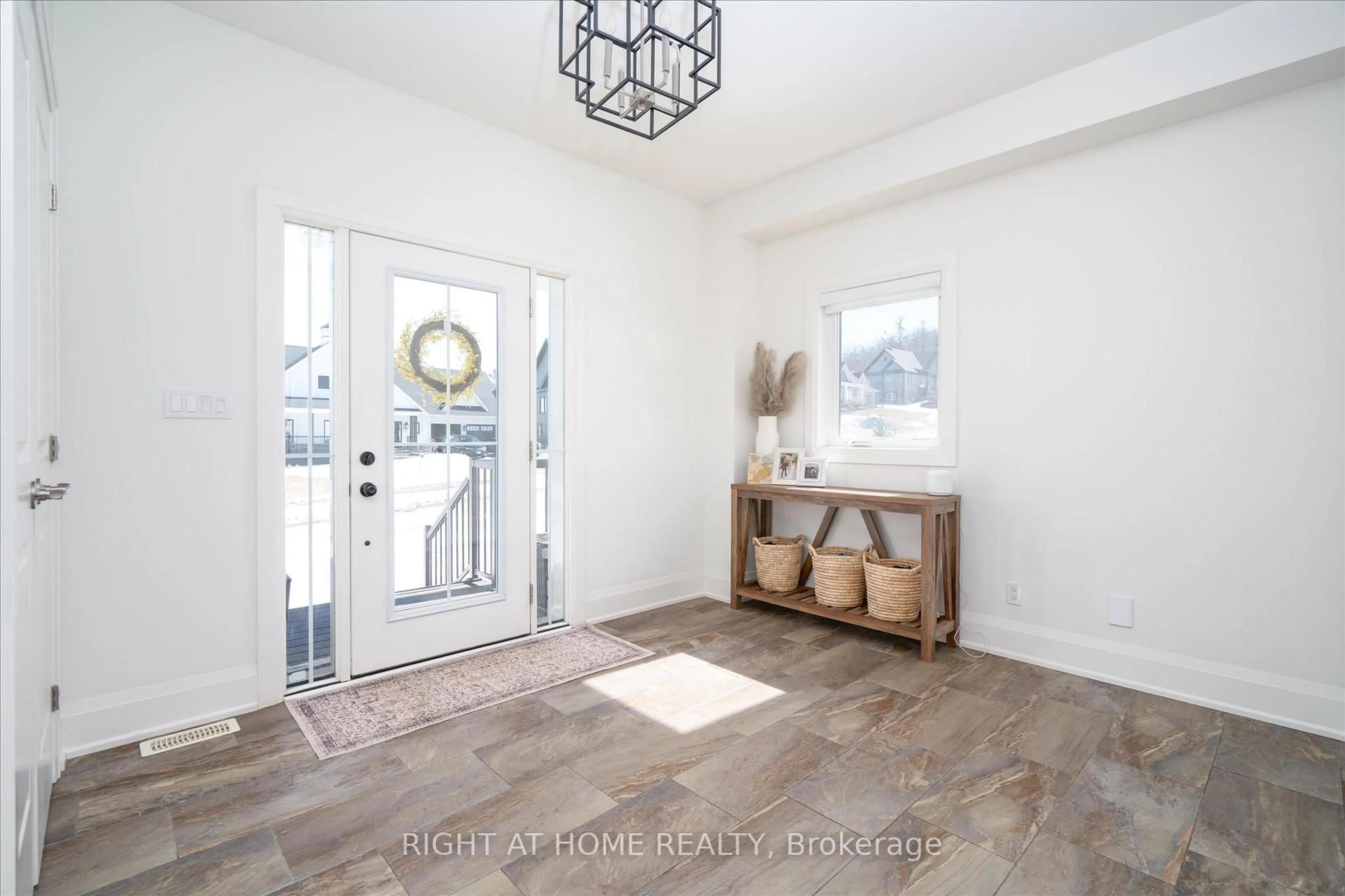 Indoor entryway for 16 Gelderland Cres, Oro-Medonte Ontario L0K 1E0