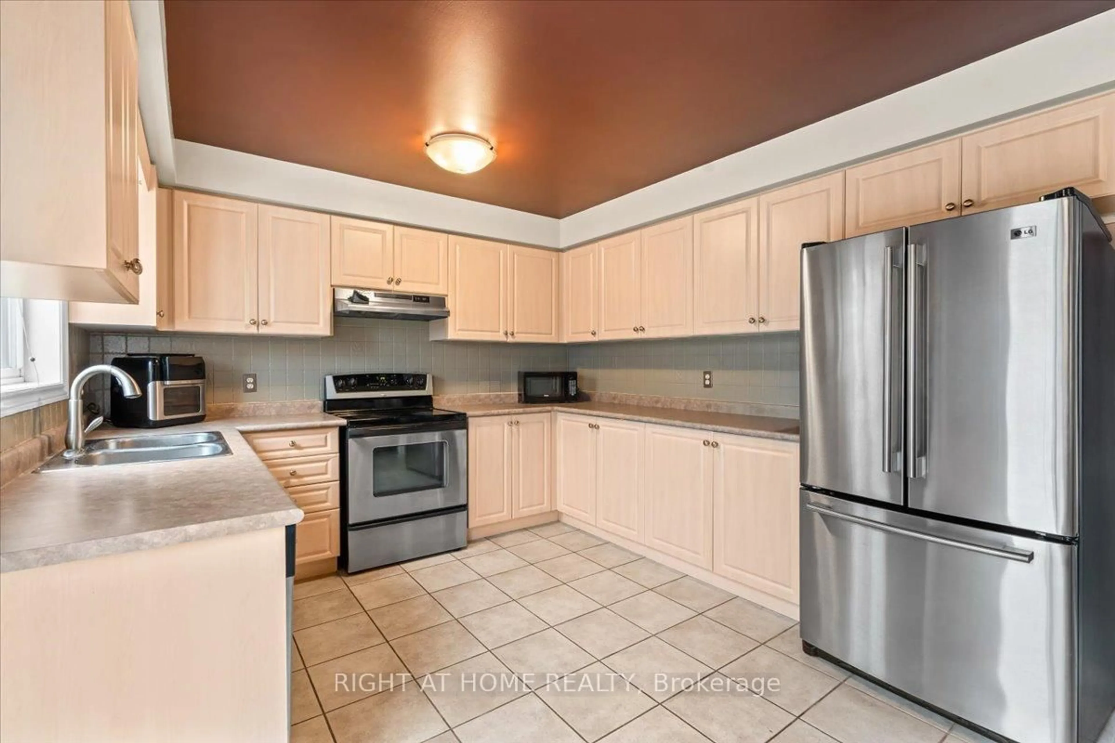 Standard kitchen, ceramic/tile floor for 7 Michael Cres, Barrie Ontario L4M 6Y9