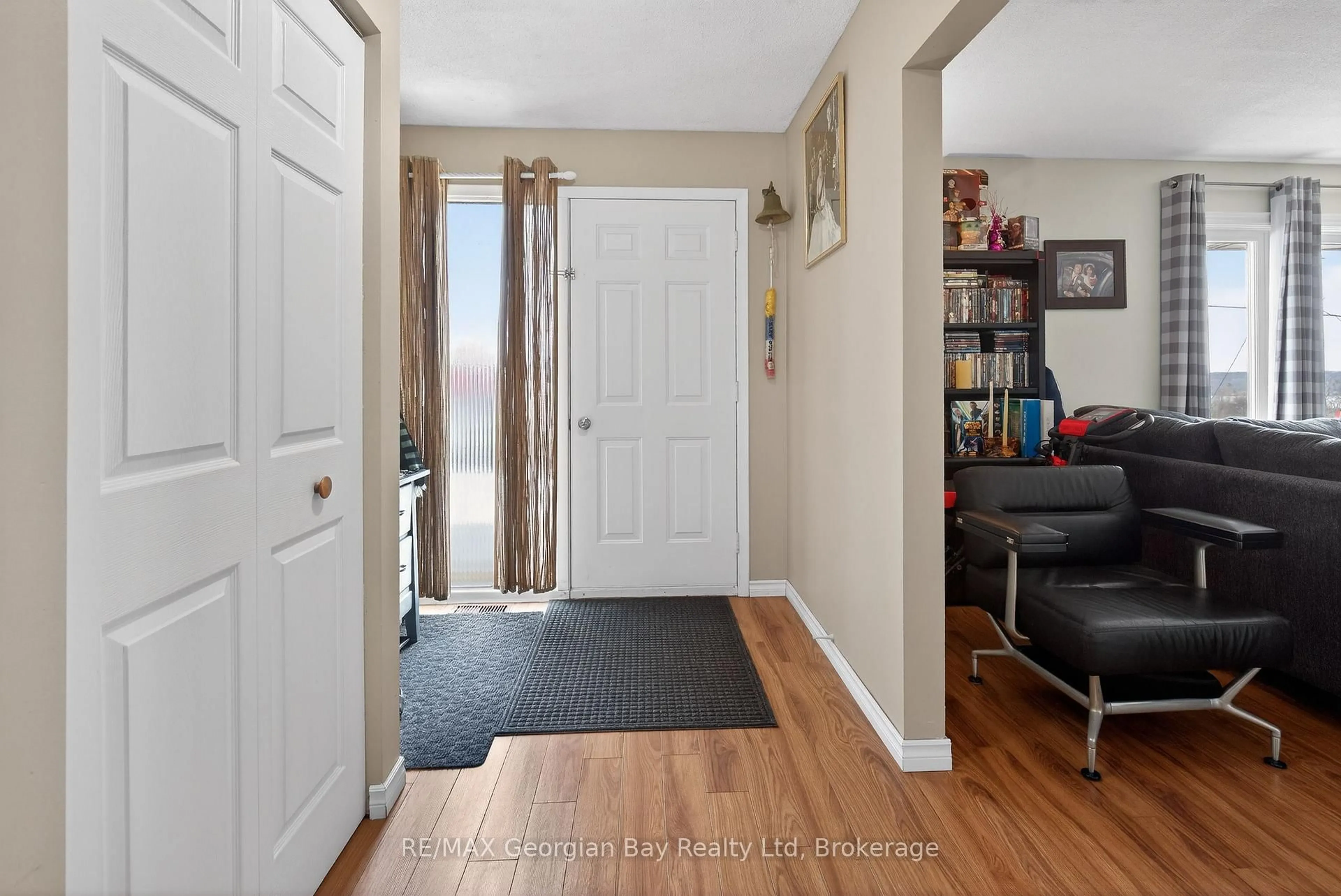 Indoor entryway for 480 Broderick St, Tay Ontario L0K 1R0