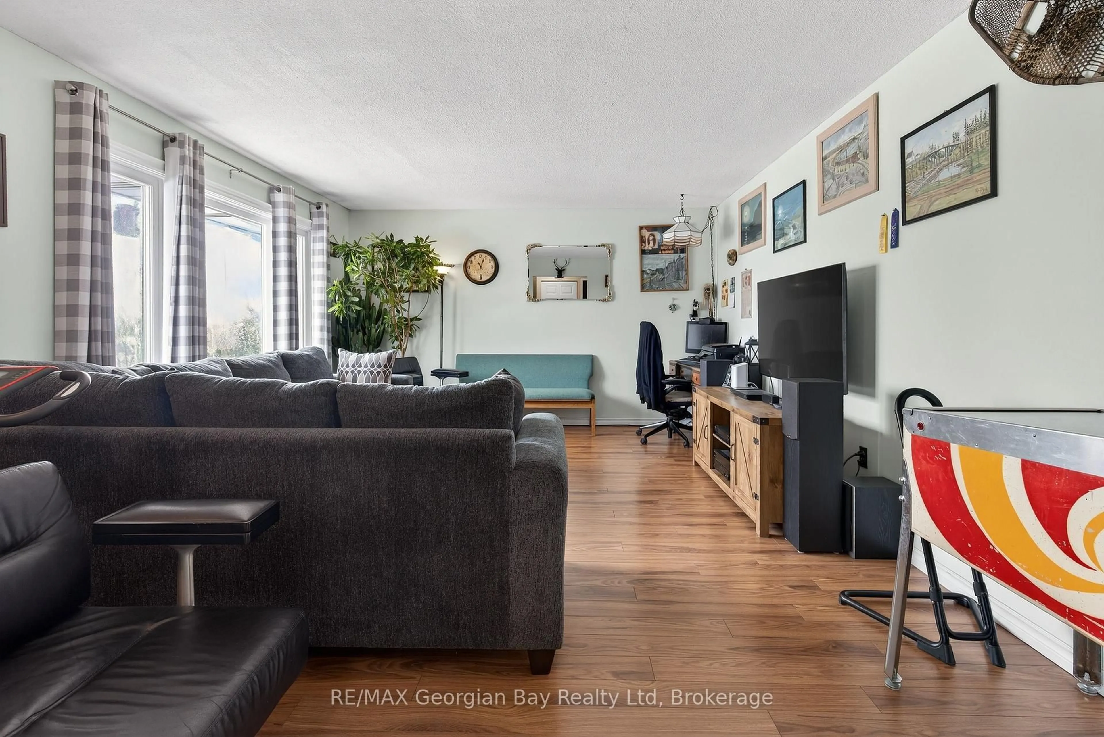 Living room with furniture, unknown for 480 Broderick St, Tay Ontario L0K 1R0