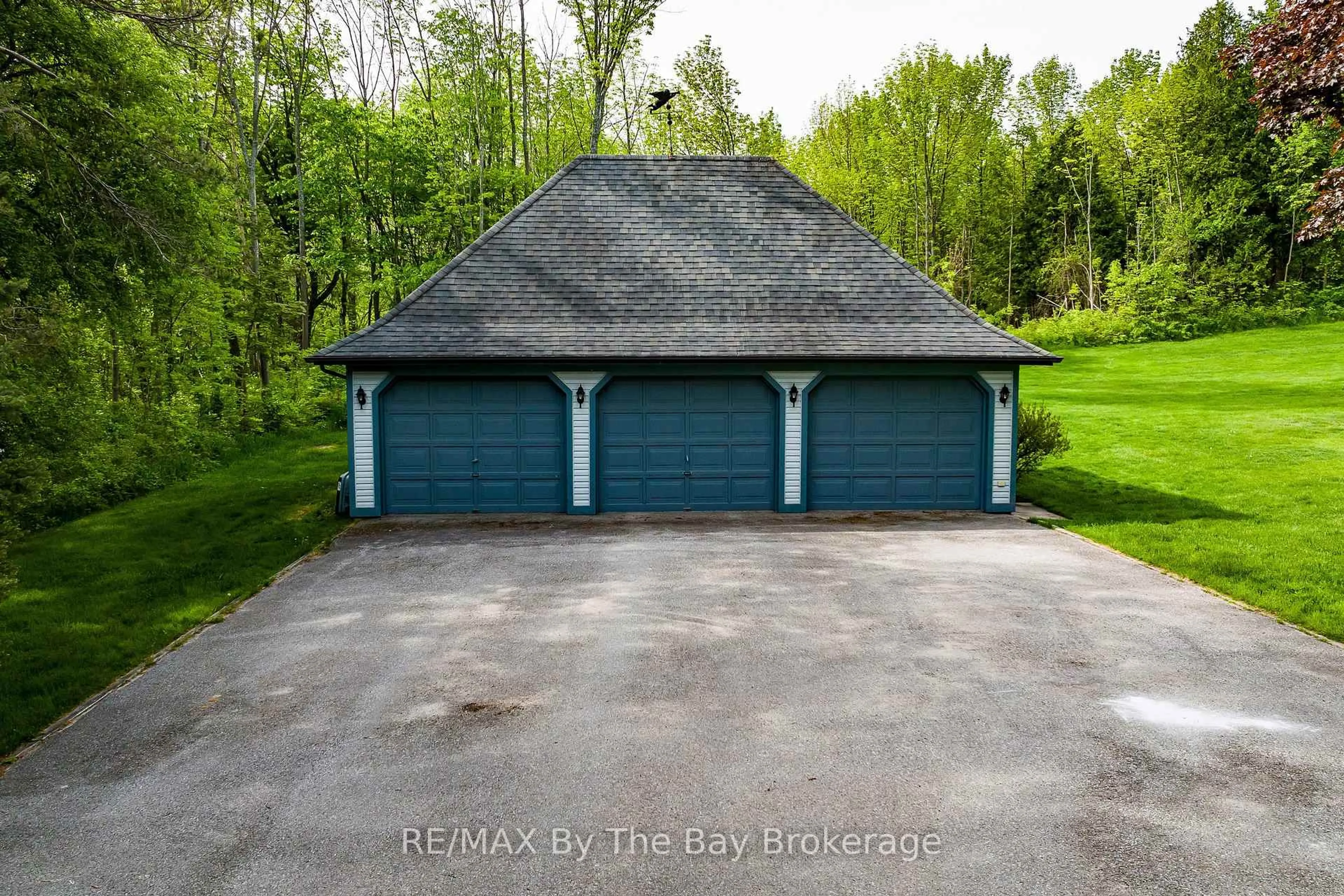 Indoor garage for 9 Purple Hill Lane, Clearview Ontario L0M 1G0