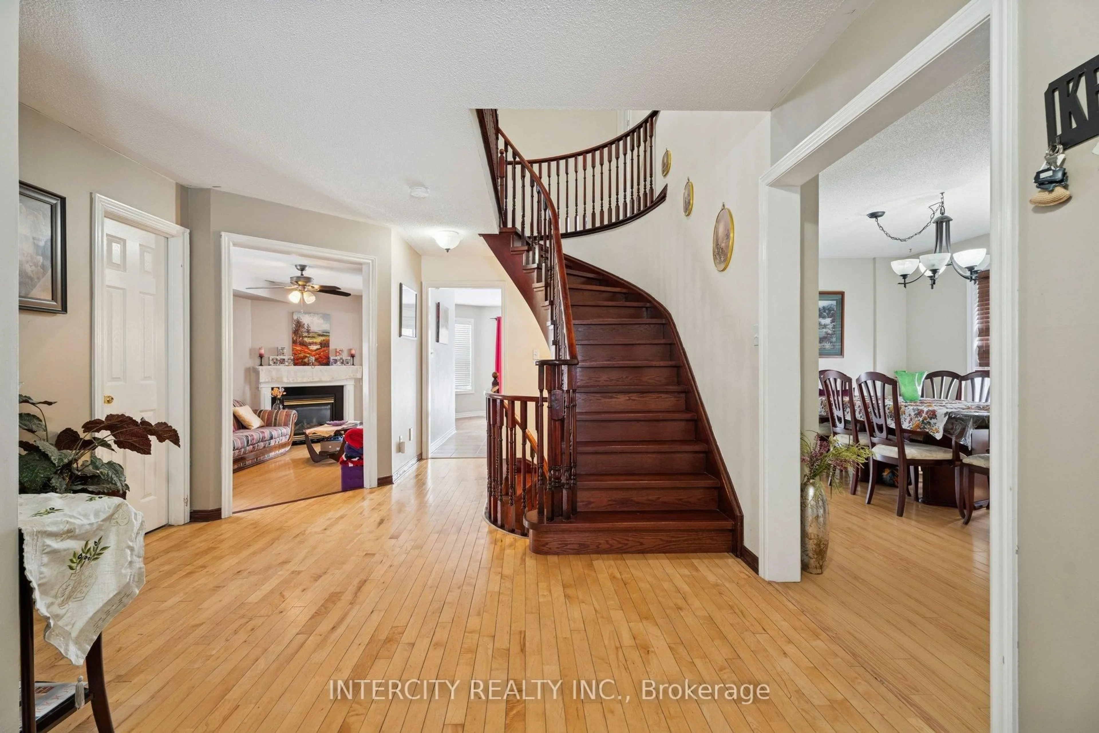Indoor entryway for 25 Meyer Ave, Barrie Ontario L4M 6Y1