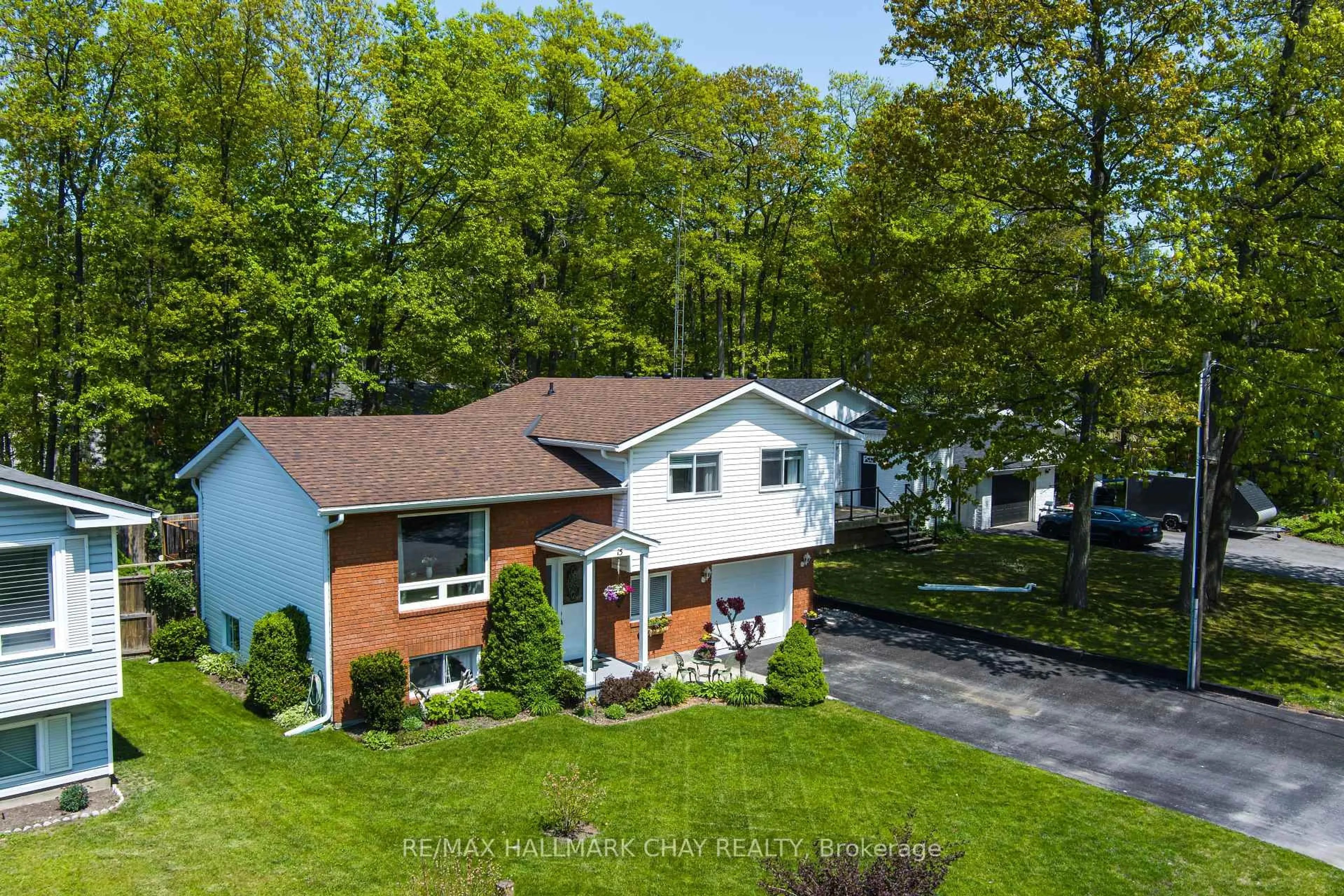 A pic from outside/outdoor area/front of a property/back of a property/a pic from drone, unknown for 15 Oaktree Crt, Wasaga Beach Ontario L9Z 2S3