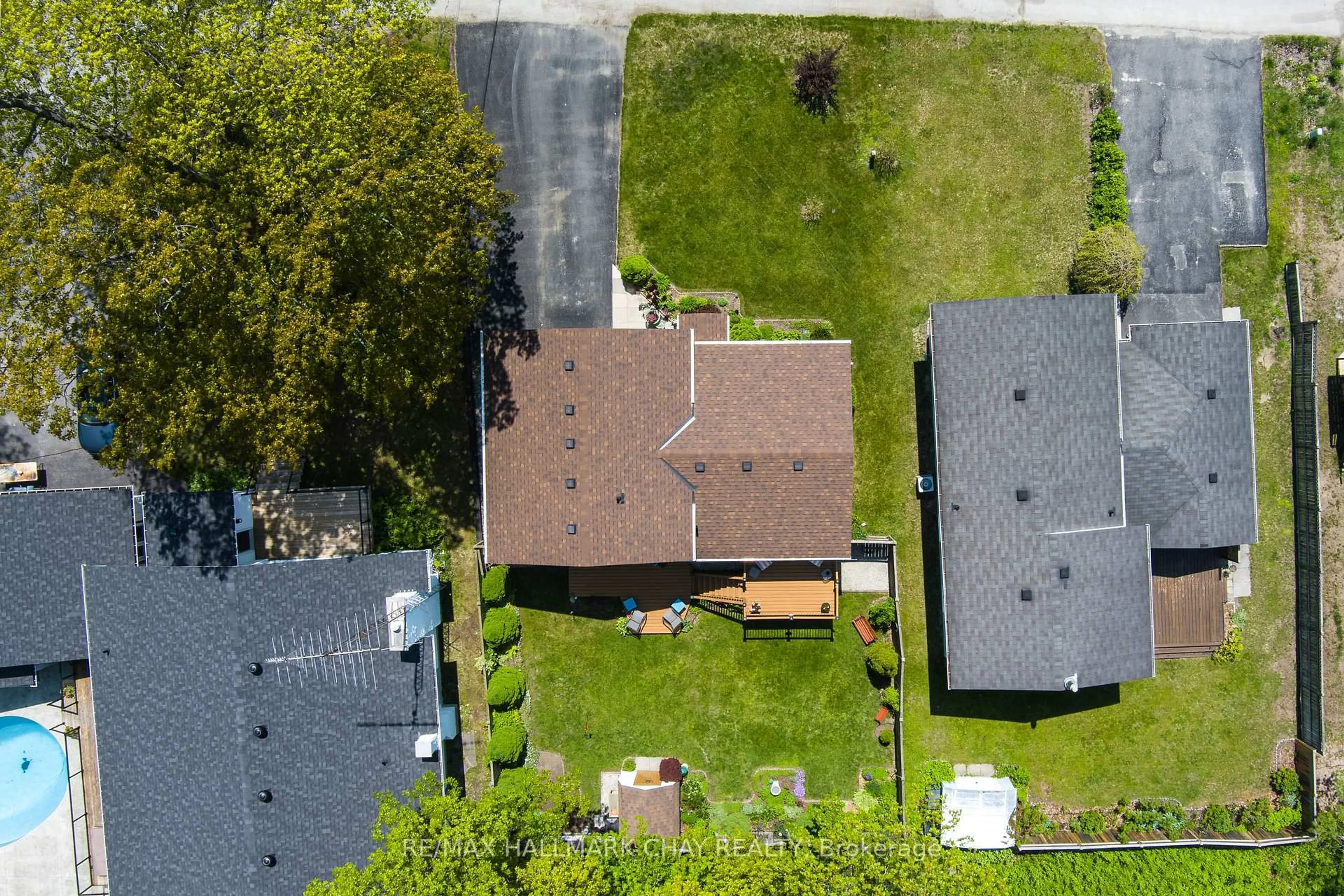 A pic from outside/outdoor area/front of a property/back of a property/a pic from drone, street for 15 Oaktree Crt, Wasaga Beach Ontario L9Z 2S3