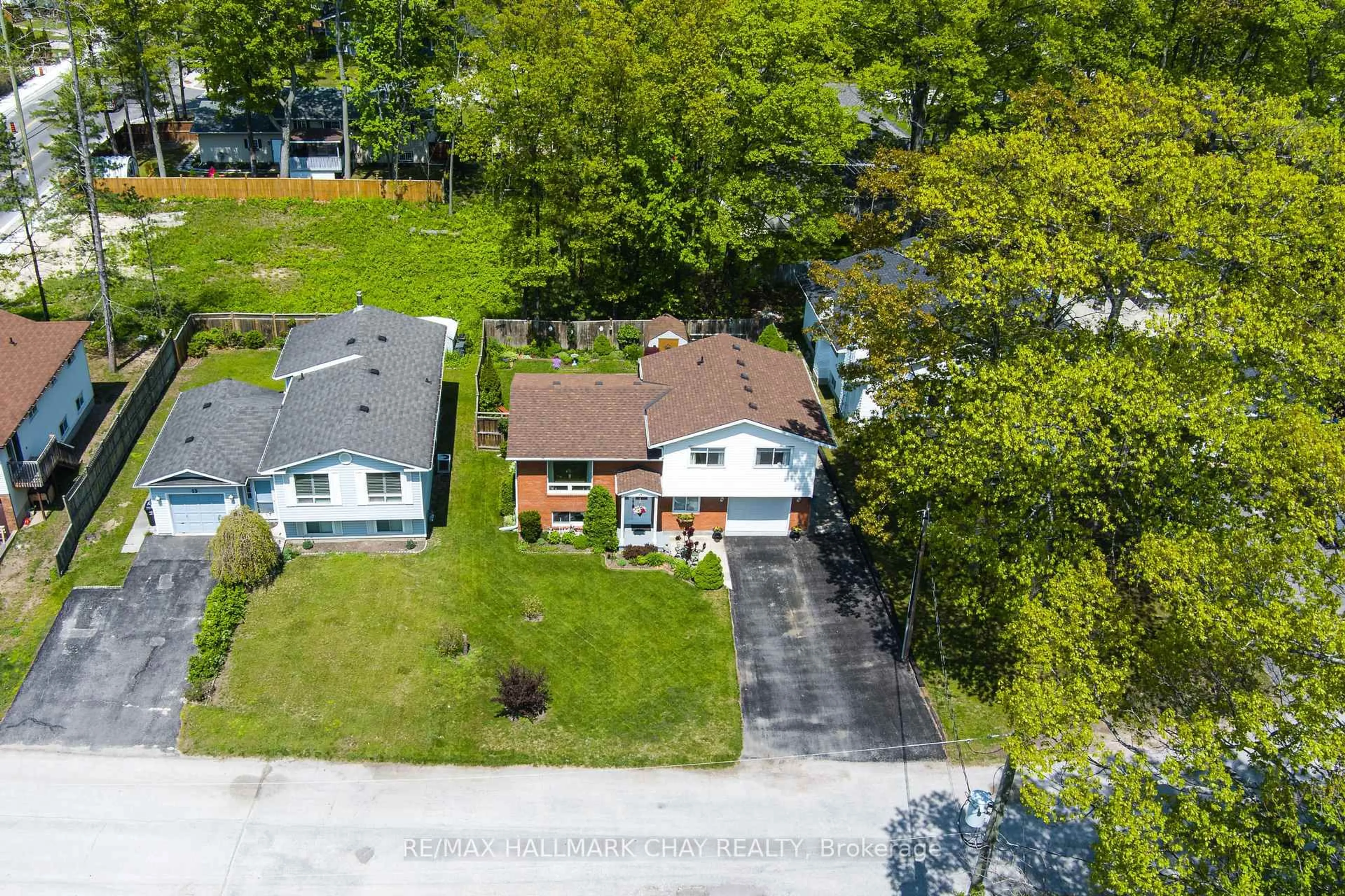 A pic from outside/outdoor area/front of a property/back of a property/a pic from drone, street for 15 Oaktree Crt, Wasaga Beach Ontario L9Z 2S3