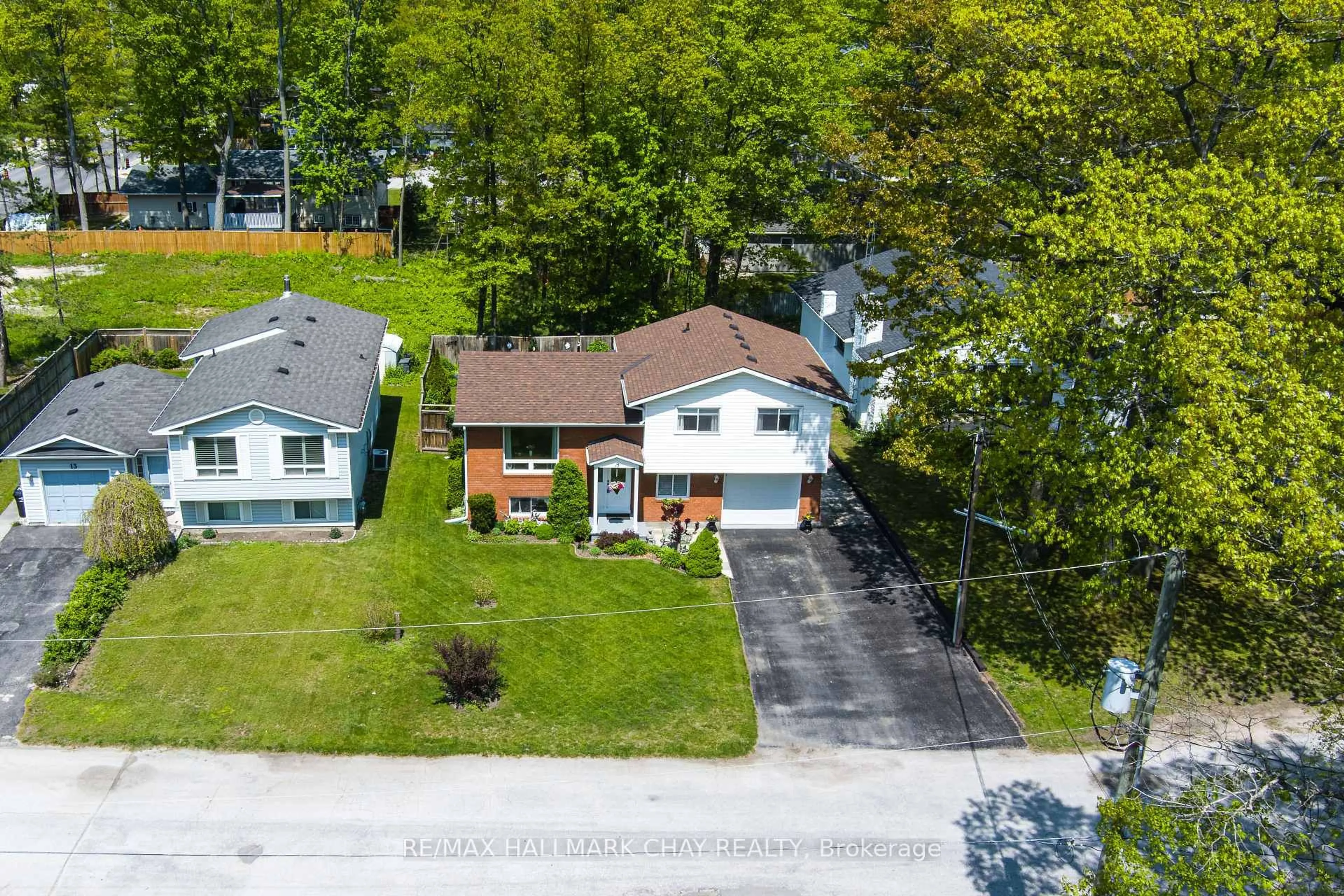 A pic from outside/outdoor area/front of a property/back of a property/a pic from drone, street for 15 Oaktree Crt, Wasaga Beach Ontario L9Z 2S3