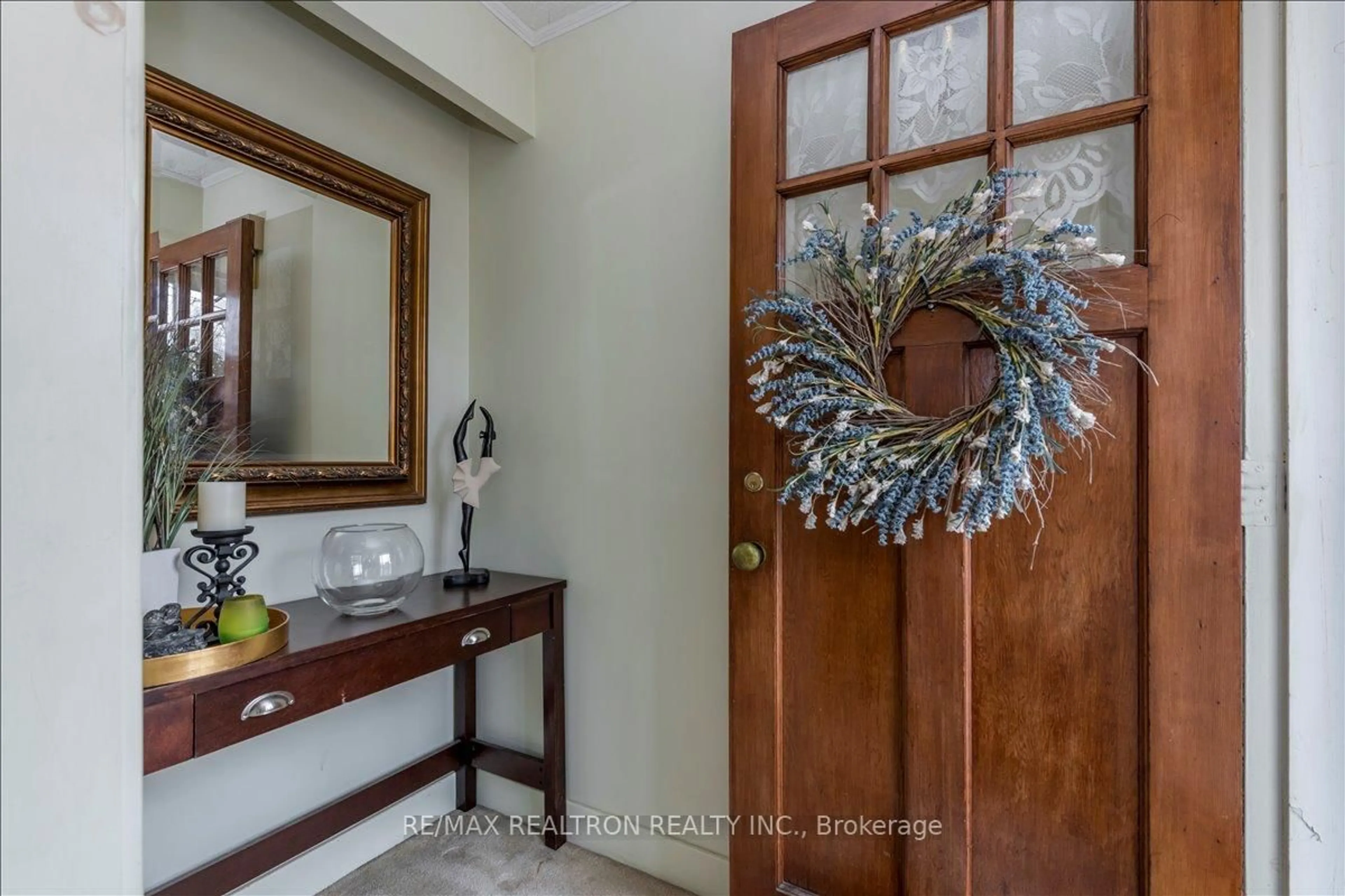 Indoor entryway for 108 Eighth St, Collingwood Ontario L9Y 2C5