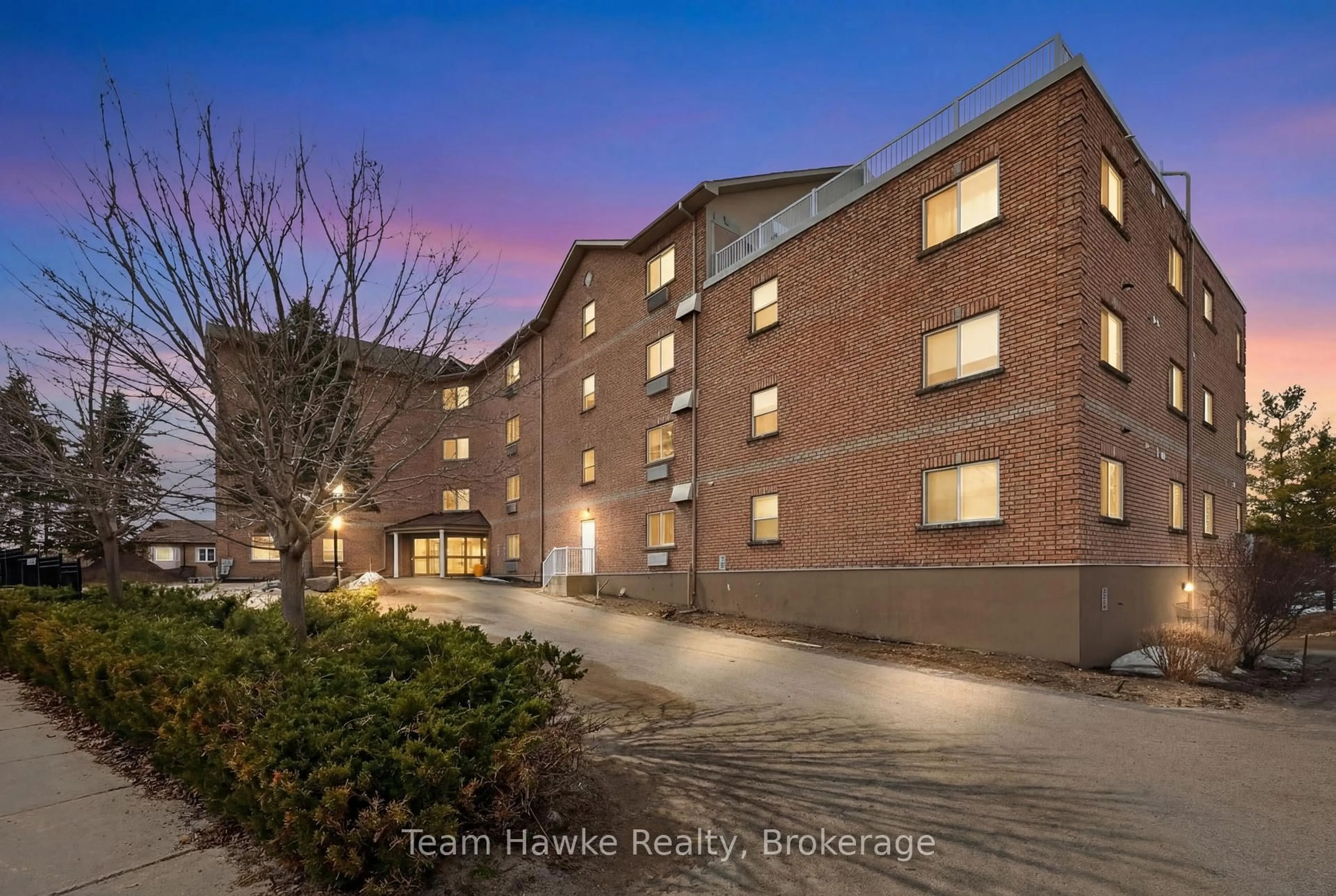 A pic from outside/outdoor area/front of a property/back of a property/a pic from drone, building for 4 Beck Blvd #PH4, Penetanguishene Ontario L9M 2H3