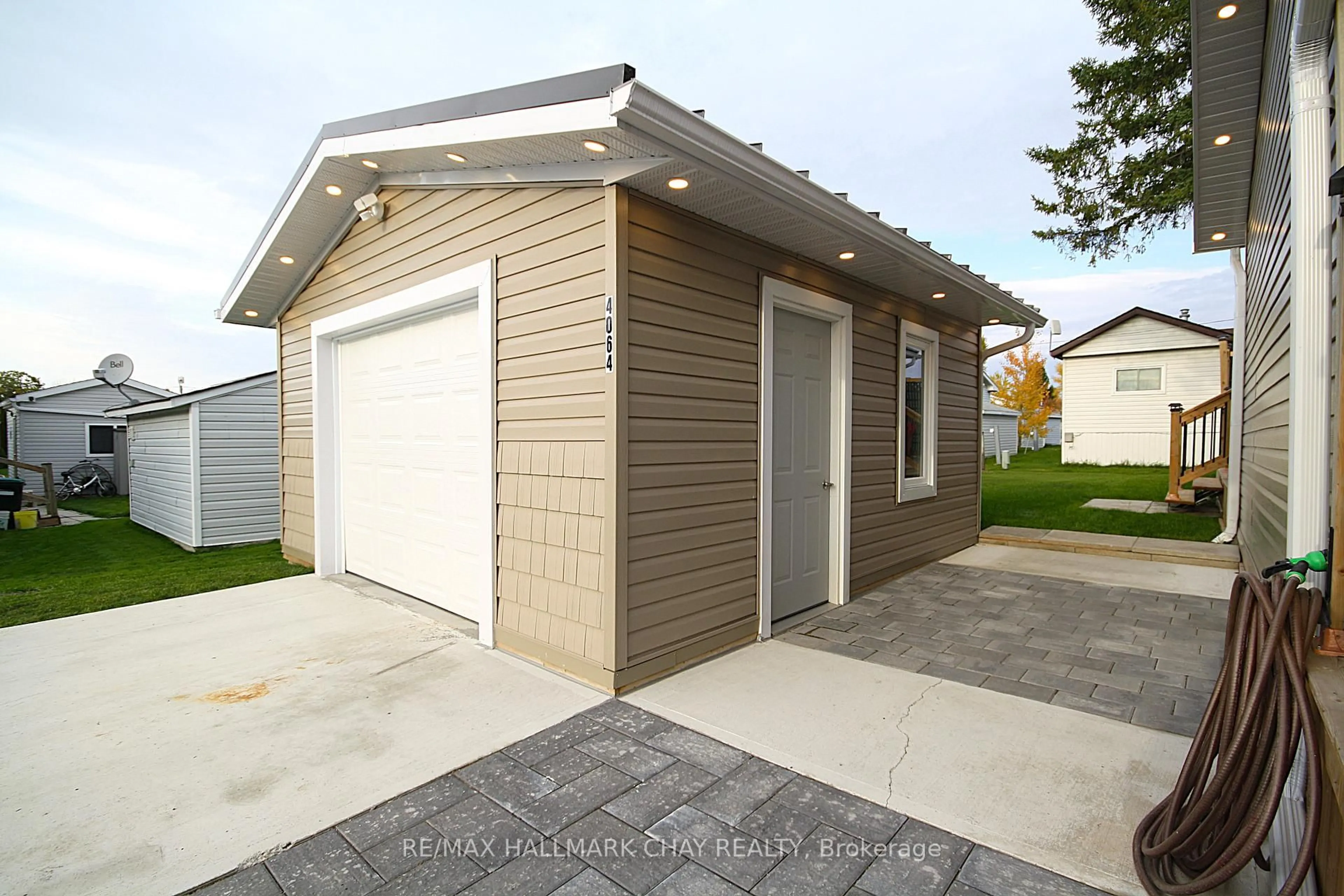 Indoor garage for 4064 ASH Cres, Severn Ontario L3V 6H4