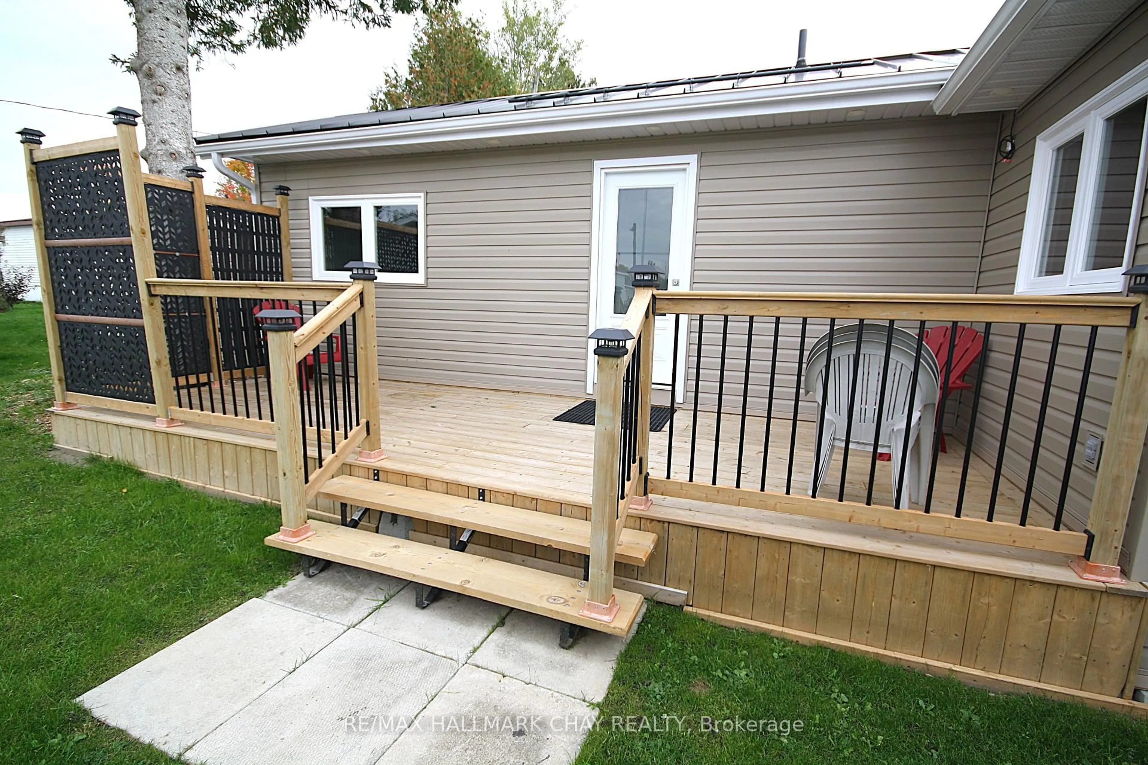 Patio, street for 4064 ASH Cres, Severn Ontario L3V 6H4
