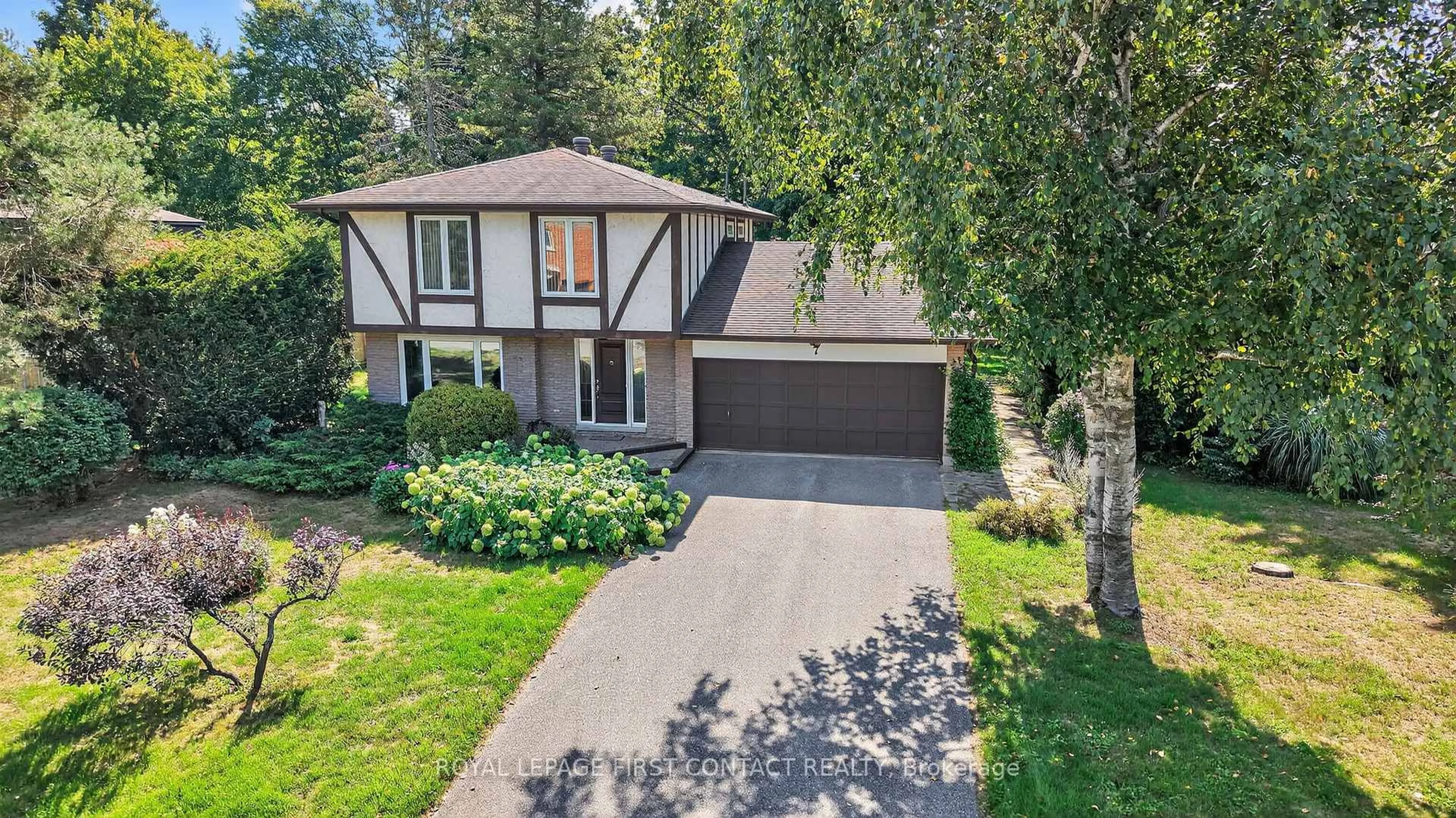 A pic from outside/outdoor area/front of a property/back of a property/a pic from drone, street for 7 Maplecrest Rd, Springwater Ontario L9X 0P8