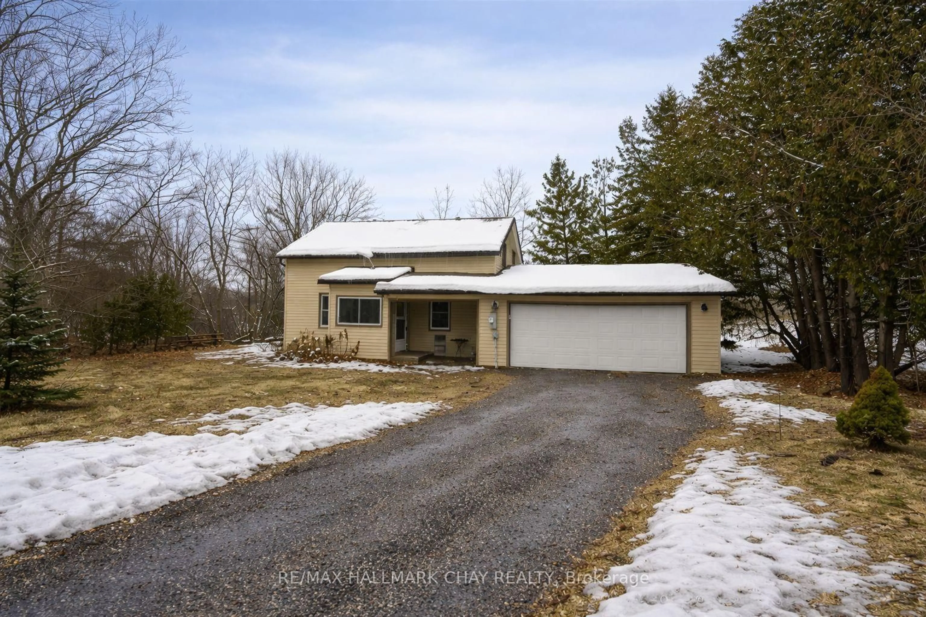 A pic from outside/outdoor area/front of a property/back of a property/a pic from drone, street for 3324 Penetanguishene Rd, Oro-Medonte Ontario L4M 4Y8