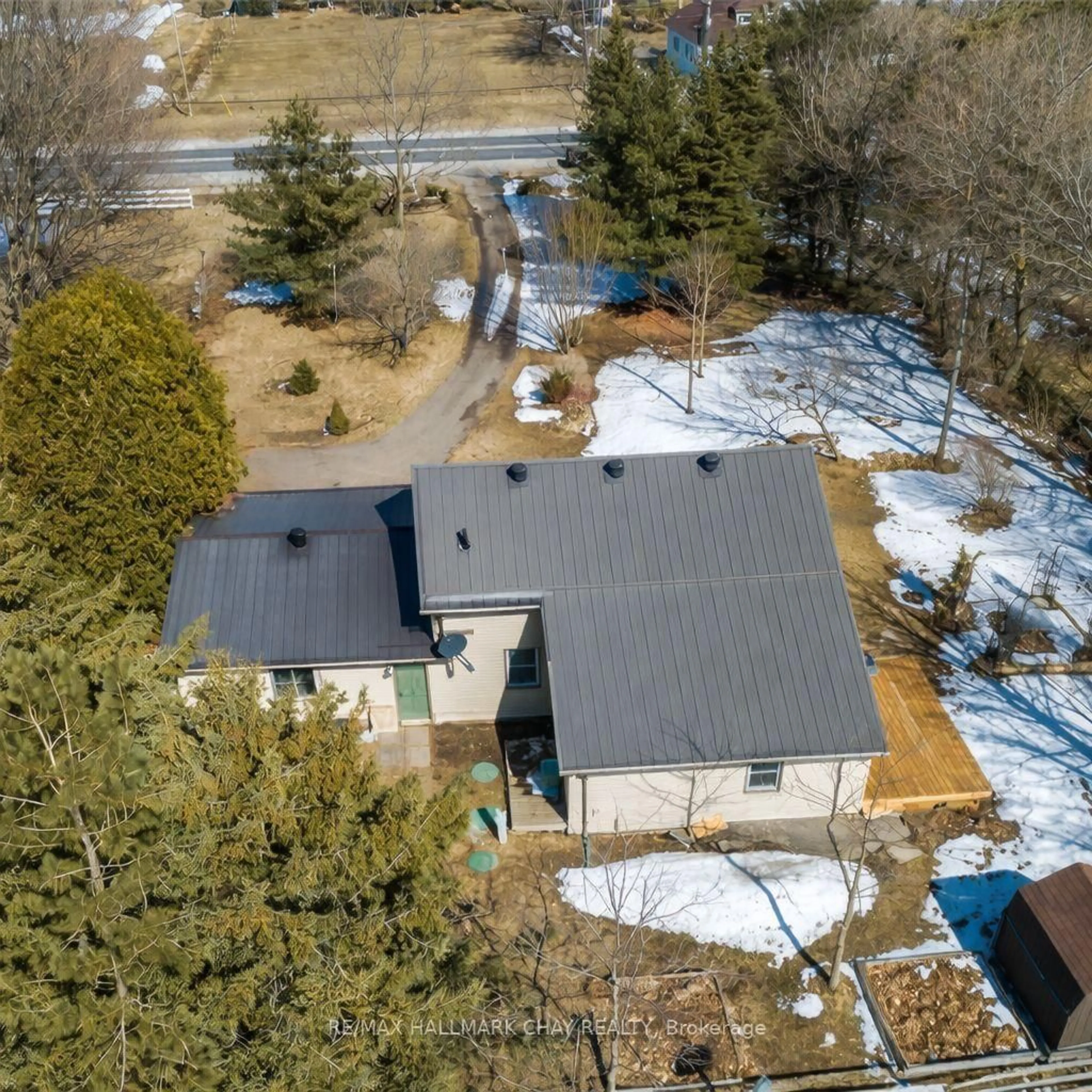A pic from outside/outdoor area/front of a property/back of a property/a pic from drone, street for 3324 Penetanguishene Rd, Oro-Medonte Ontario L4M 4Y8