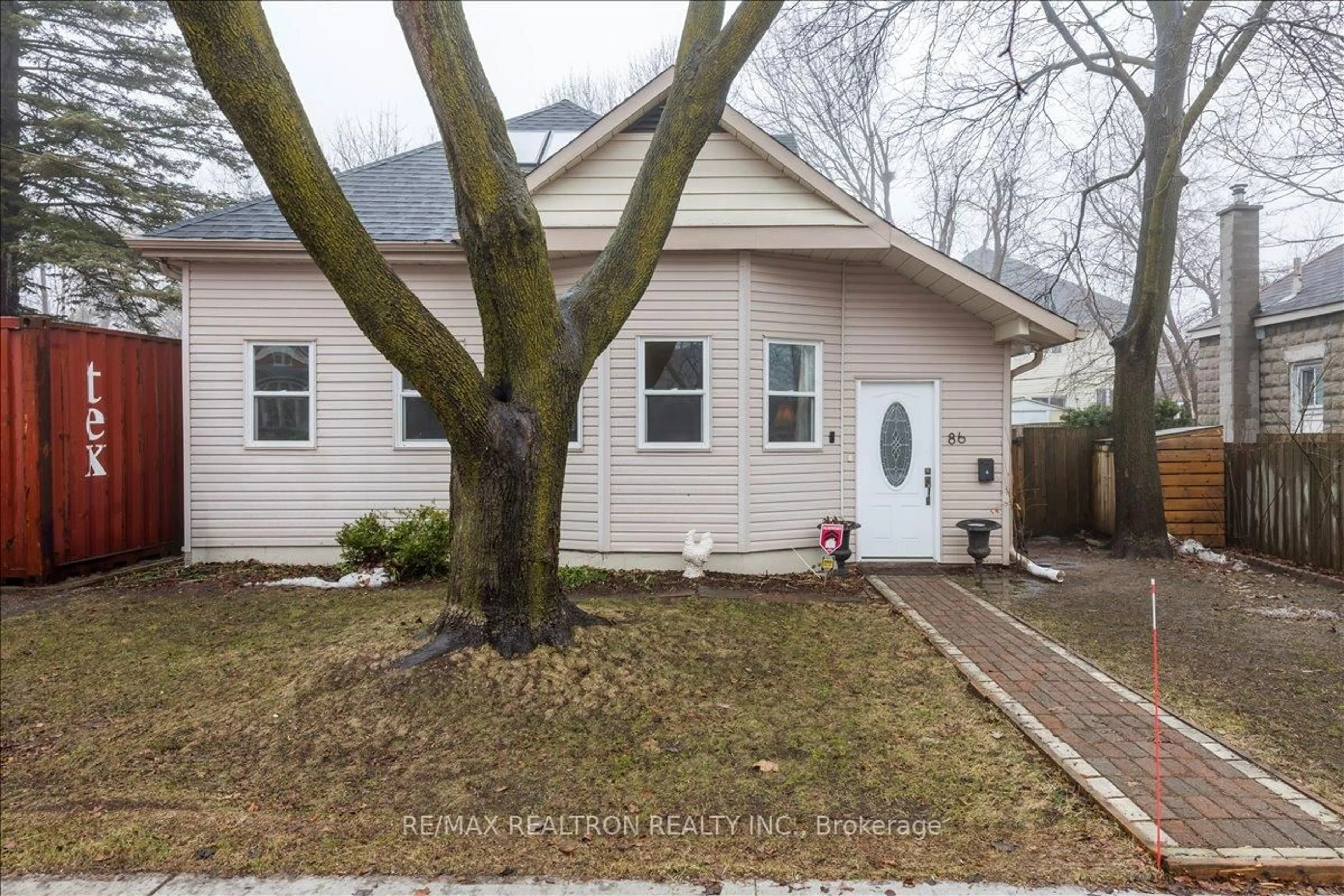 Home with vinyl exterior material, street for 86 John St, Barrie Ontario L4N 2K5