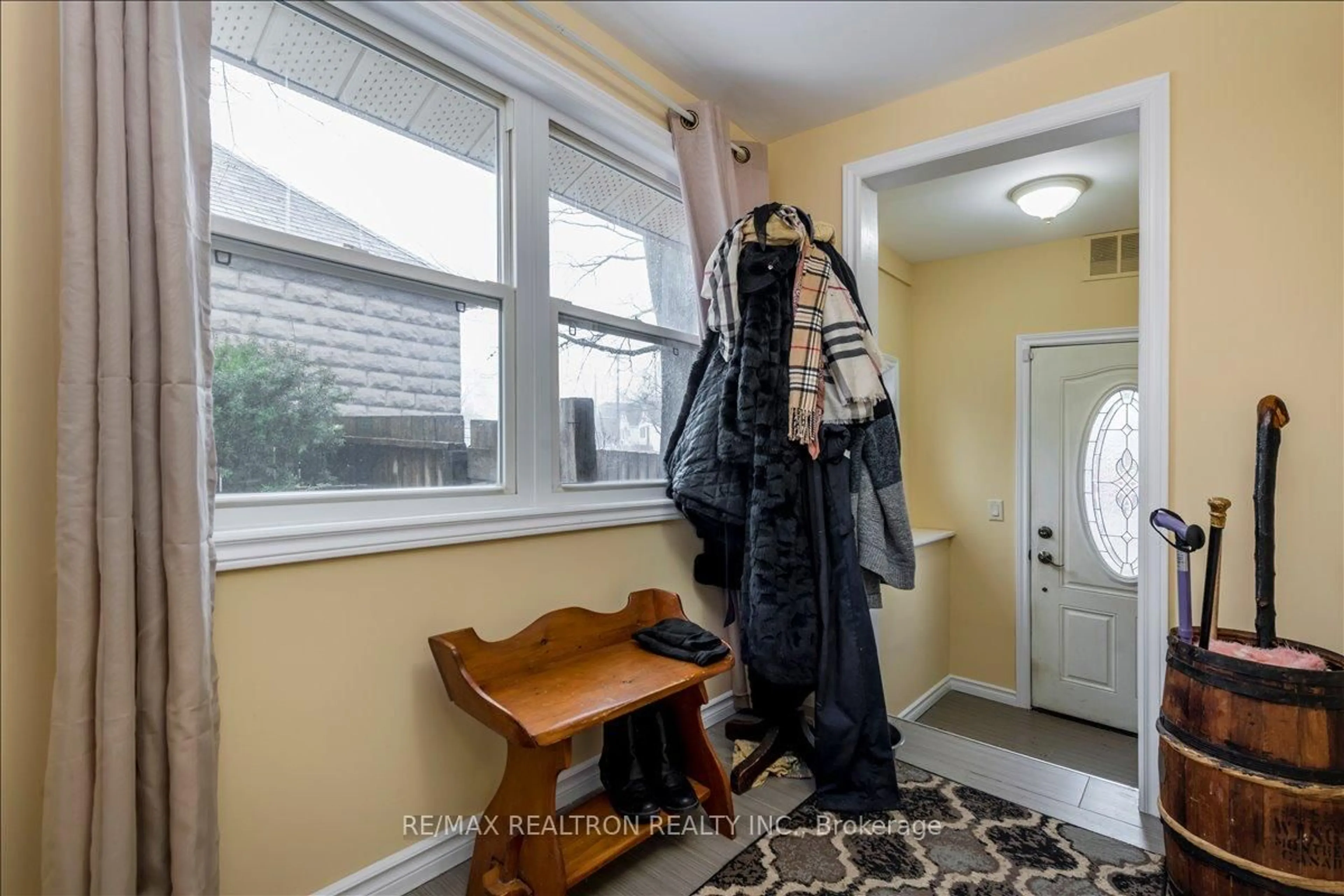 Indoor entryway for 86 John St, Barrie Ontario L4N 2K5