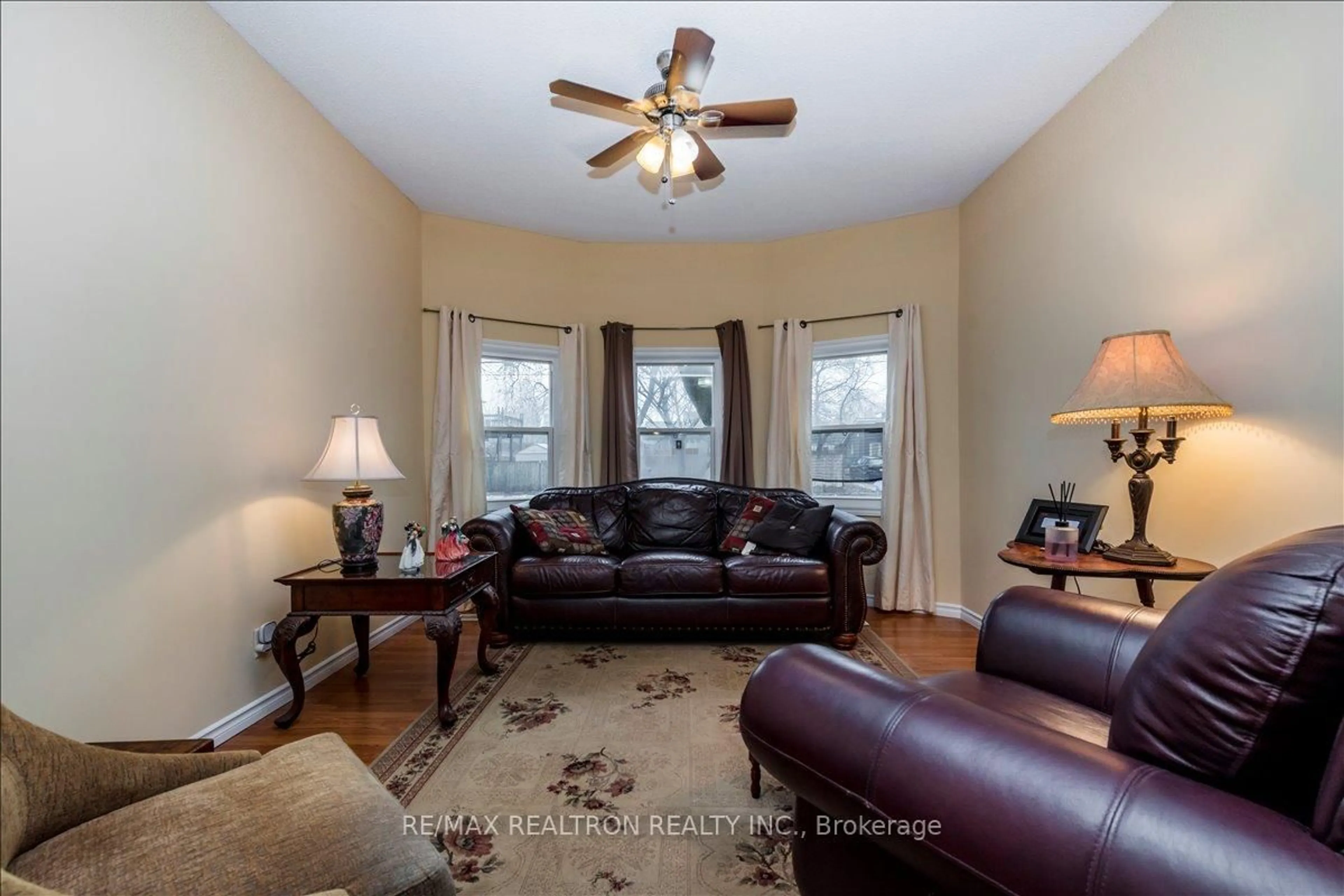 Living room with furniture, unknown for 86 John St, Barrie Ontario L4N 2K5